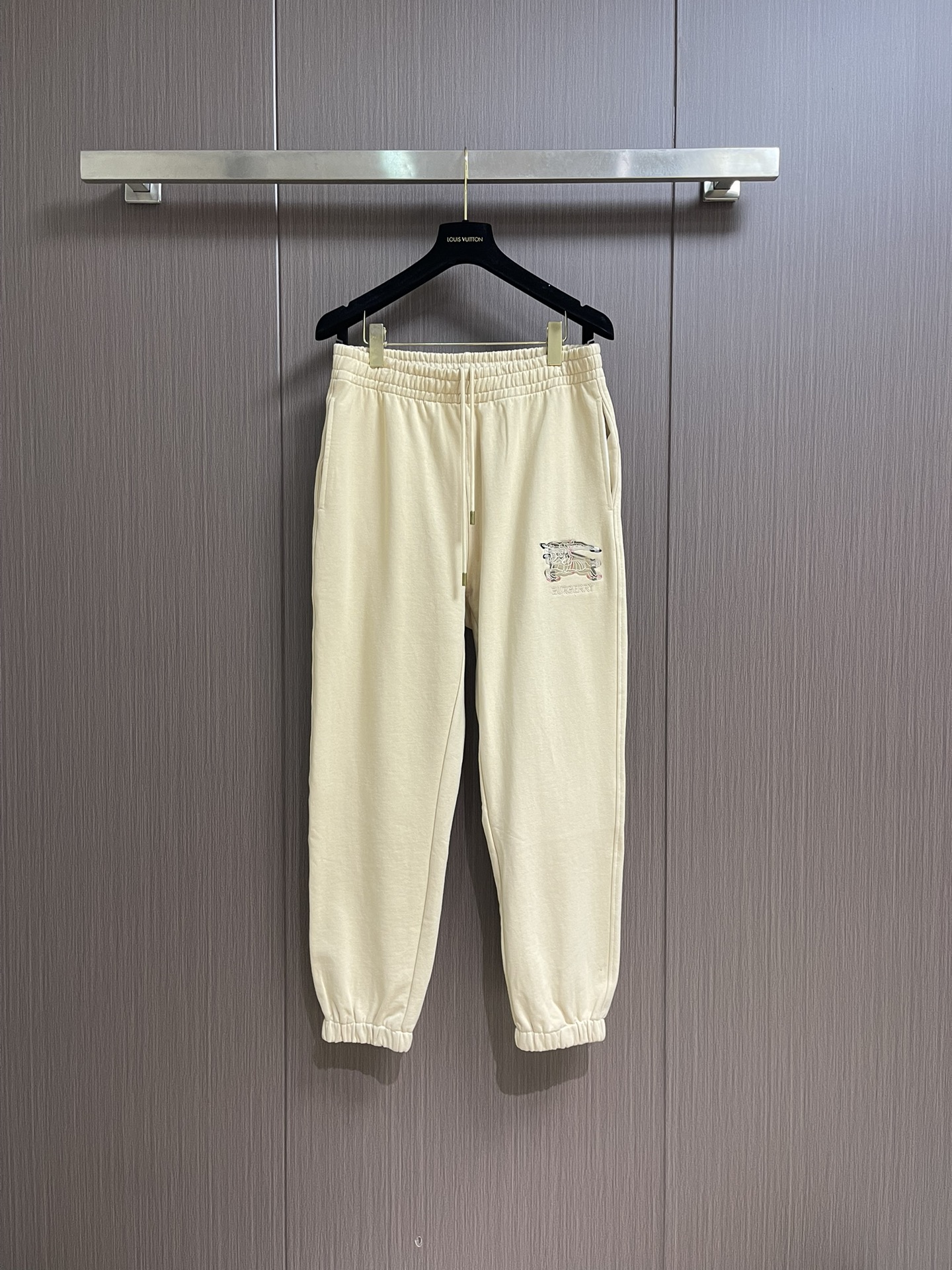 NO:539606,Burberry 2025SS early autumn new casual pants, using customer-supplied sleeves fabric, the horse logo logo highlights the brand characteristics, the waist pulling design is arbitrarily adjusted in size, the pins are very fine only to be made by imported machines, the upper body is fashionable and generous, and it is easy to match with clothing. Size M-3XL, burberry, alexander wang19860909Burberry 2025SS早秋新款休闲裤,采用客供卫裤面料,战马标logo标志彰显品牌特征,腰部抽身设计随意调节大小,针脚非常细密只有进口机器才能制成,上身时尚大方极易搭配服饰.尺码M-3XL,,burberry,alexander wang,Men's clothing