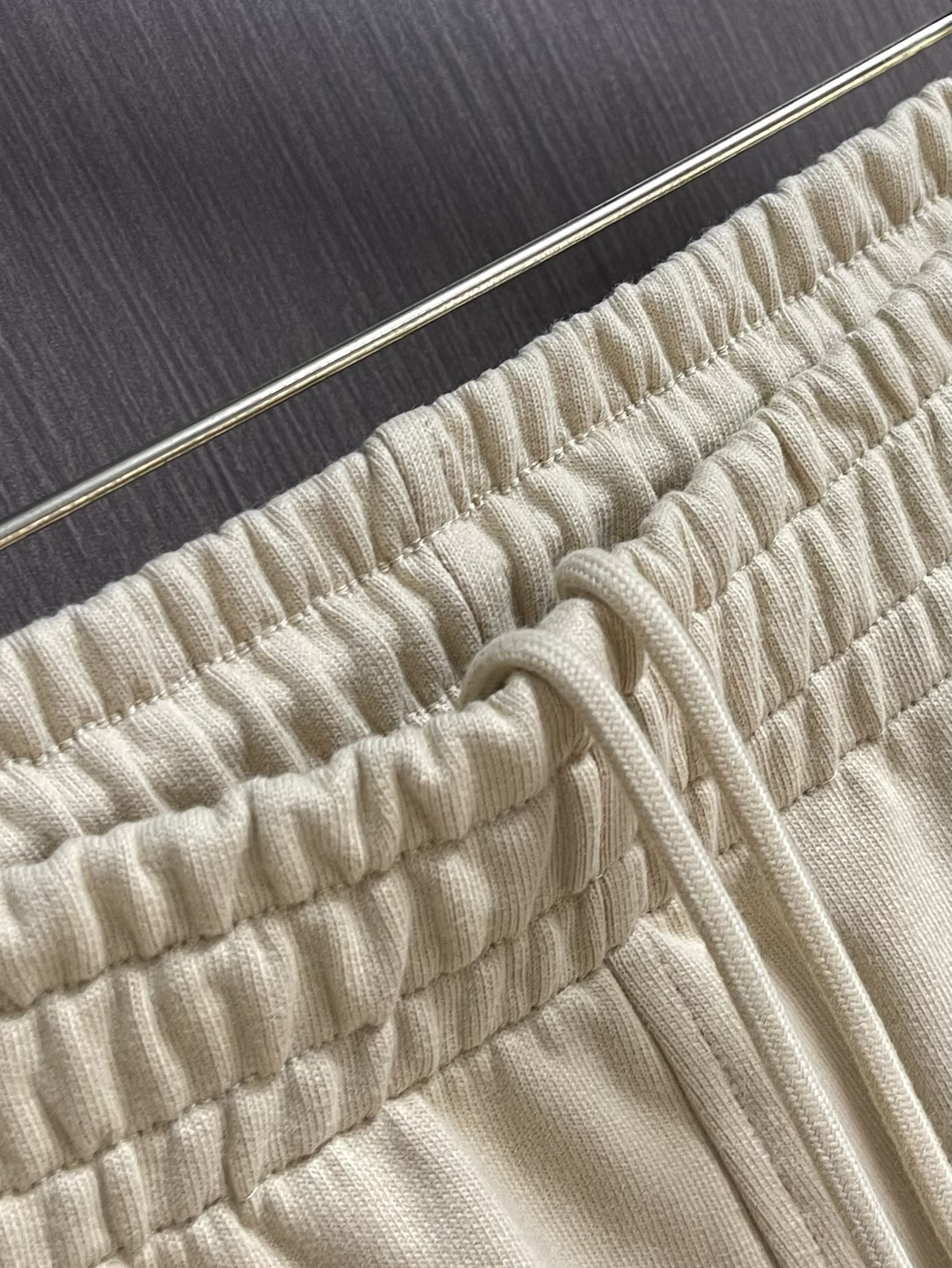 Burberry 2025SS早秋新款休闲裤，采用客供卫裤面料，战马标logo标志彰显品牌特征，腰部抽身