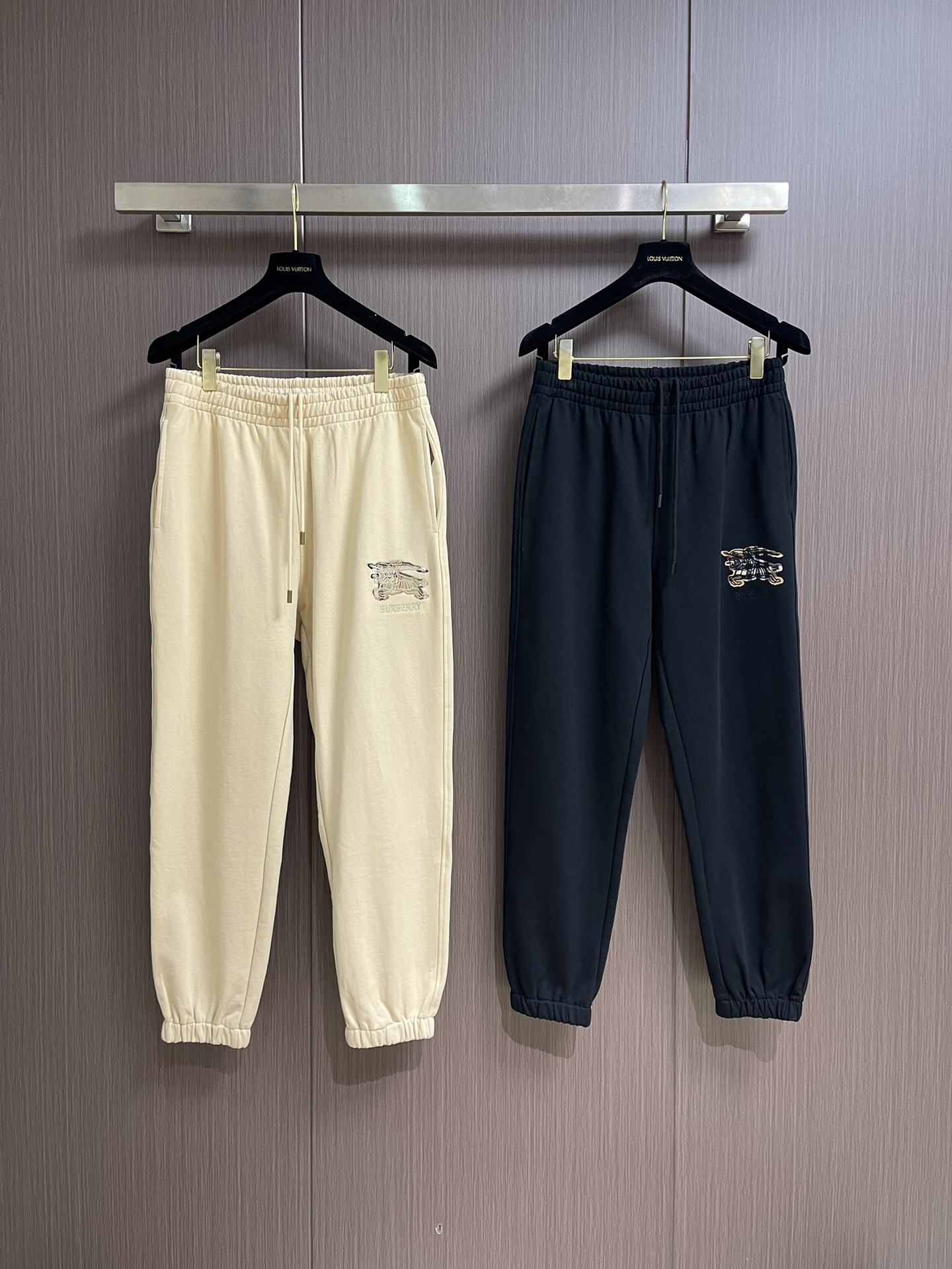 Burberry 2025SS早秋新款休闲裤，采用客供卫裤面料，战马标logo标志彰显品牌特征，腰部抽身