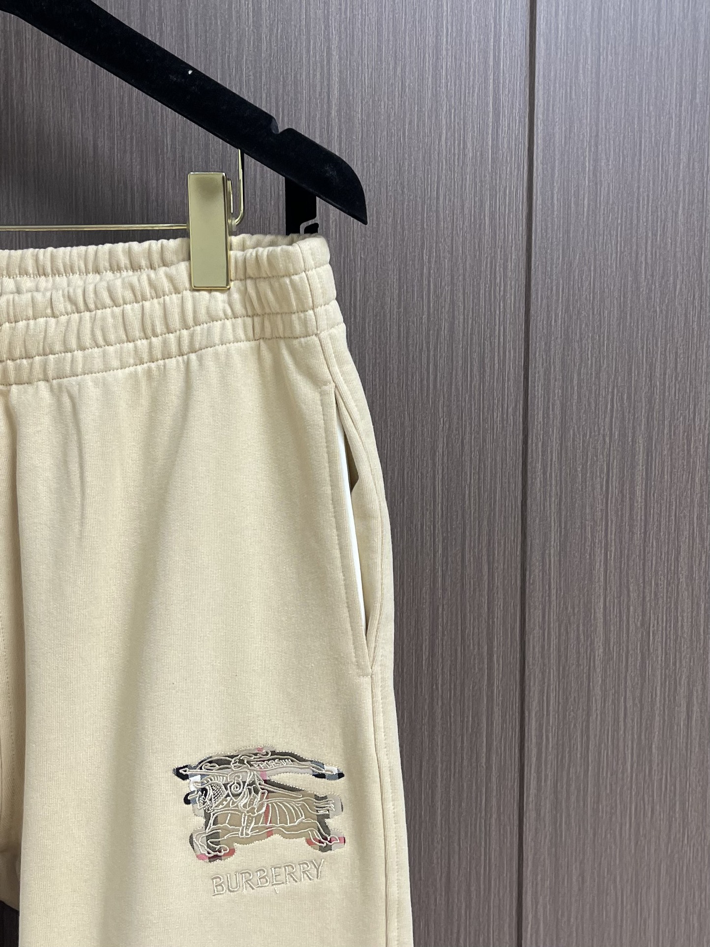 Burberry 2025SS早秋新款休闲裤，采用客供卫裤面料，战马标logo标志彰显品牌特征，腰部抽身