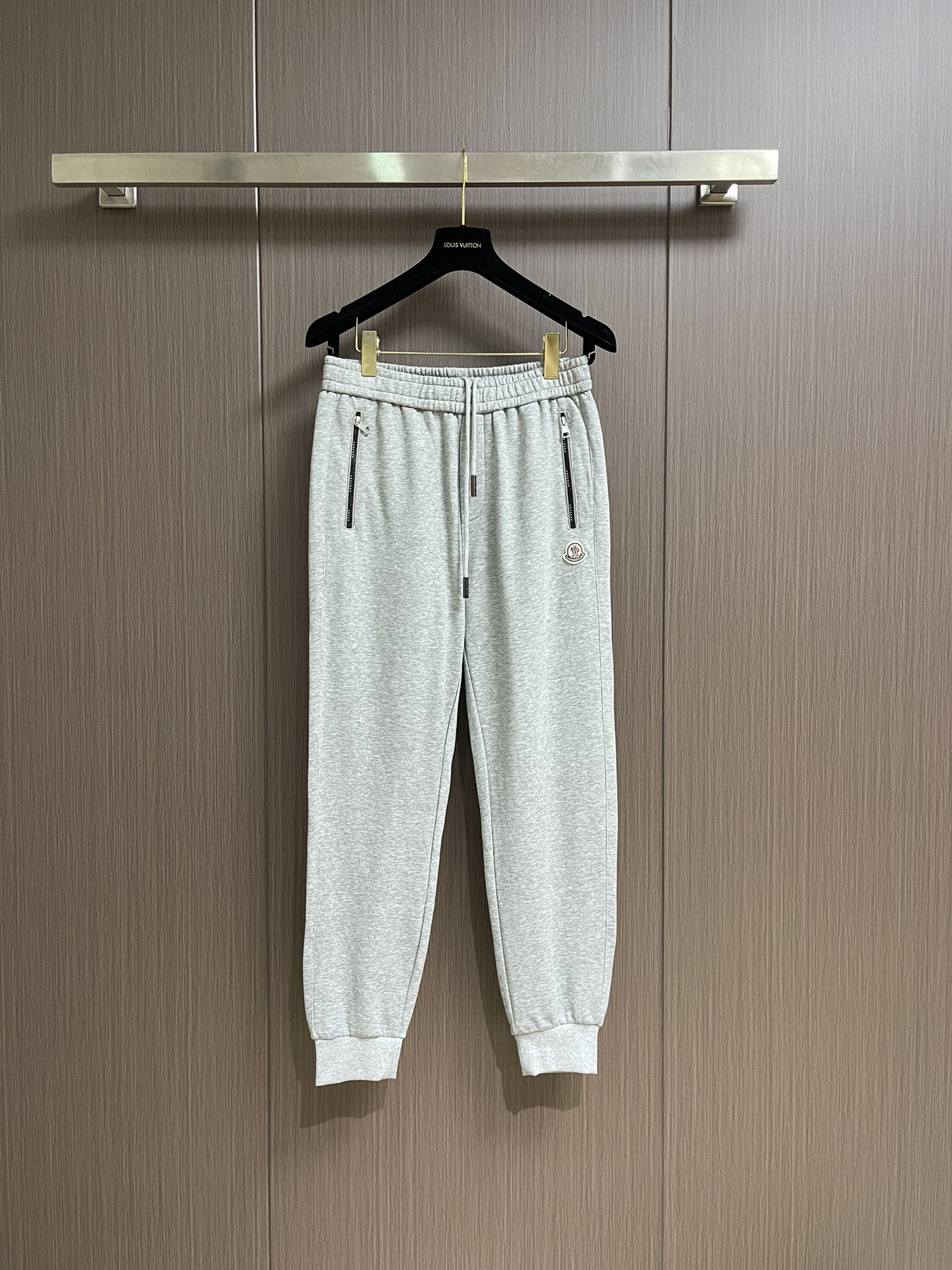 NO:526963,Moncler 2025FW early autumn new leg trousers, invincible fabrics, impeccable versatile styles and designs, beautiful outdoor sports. The soul-style logo is simple and casual, the accessories are top-notch, good details, beautiful texture, very stylish, and real weight. Size M-3XL, alexander wang19860909Moncler 2025FW早秋新品束腿卫裤,面料无敌,型款设计都无可挑剔的百搭款卫裤,户外运动都美.灵魂式的logo仔章简约休闲, 辅料都是顶配 细节好,质感美,十分有格调 实实在在的份量.尺码M-3XL,,alexander wang,Men's clothing