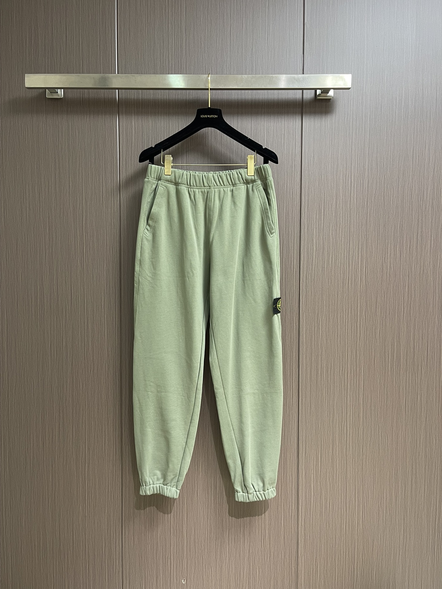 NO:526961,STONE ISLAND 2025ss Autumn and Winter New Leg-Tie casual pants, using imported fabrics, soft, comfortable and textured, original hardware accessories, exquisite details, and super invincible upper body effect. Shangpin fabrics are made with ingenious skills to show the outstanding style of quality. Must-have styles!  A definitely worth having!  Size M-3XL, alexander wang19860909STONE ISLAND 石头岛2025ss秋冬新款束腿休闲裤,选用进口面料,柔软舒适有质感,原版五金配件,细节处理精致,上身效果超级无敌赞.尚选面料匠心而制 彰显卓越臻品风范 必备款式！绝对值得拥有的一条！尺码M-3XL,,alexander wang,Men's clothing