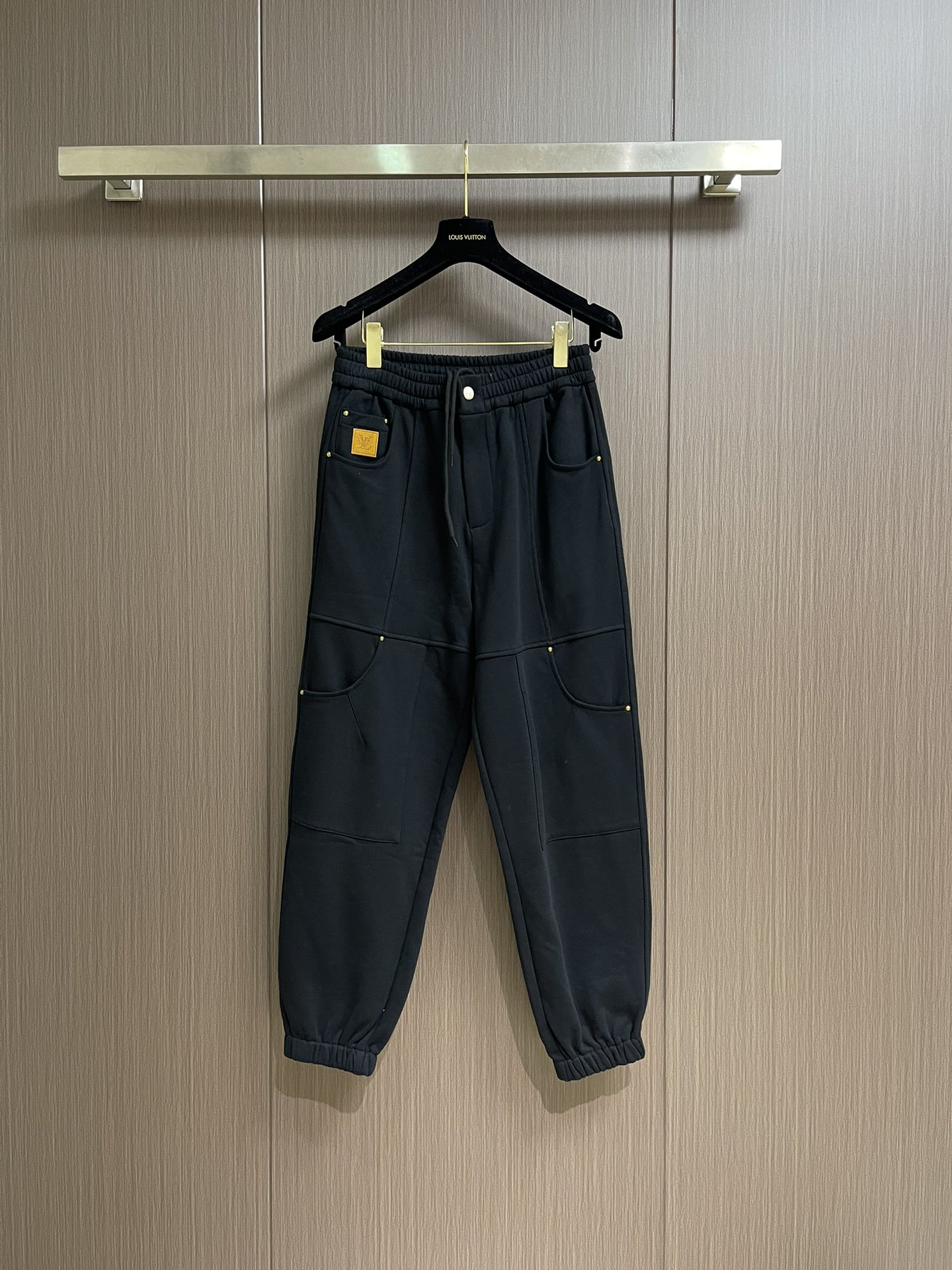 NO:528053,LV 2025SS early autumn casual leg trousers, the fabric is made of 26 single-strand pure cotton, the large goods are carefully cut with flowers, and the production factory is produced by professional knitting to ensure the quality of the large goods. It is a very versatile model. Size M-3XL, louis vuitton, alexander wang19860909LV 2025SS早秋休闲束腿卫裤,面料采用26支单股纯棉,大货采用取花精心断裁,生产工厂由专业针织生产,确保大货品质质量.非常百搭的一款.尺码M-3XL,,louis vuitton,alexander wang,Men's clothing