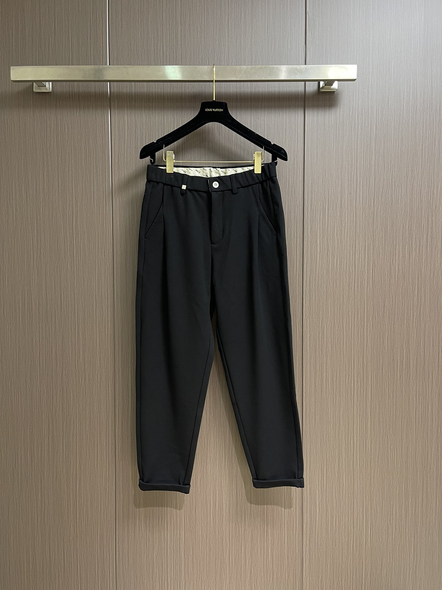 NO:565828,Givenchy's new casual trousers, business casual trousers series, close-fitting and comfortable, the pursuit of distinctive fabrics and accessories, low-key luxury, casual and versatile, extremely comfortable, super handsome upper body effect, the perfect choice for handsome men. Sizes M-3XL,,givenchy,alexander wang19860909Givenchy 新款休闲西裤,商务休闲裤系列,贴身舒适,鲜明的面料与辅料的追求,低调奢华,休闲百搭款,舒适度极高,上身效果超级帅气,型男的完美选择 尺码M-3XL,,givenchy,alexander wang,Men's clothing