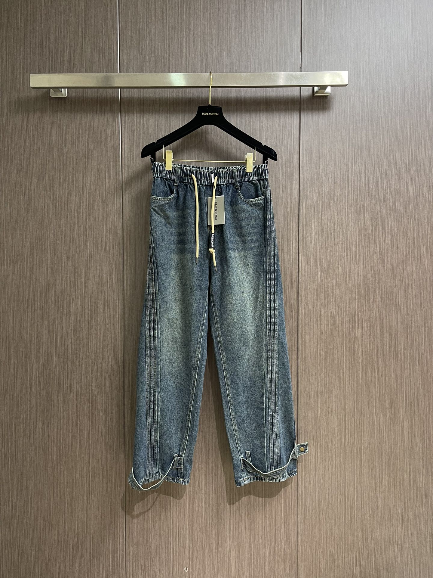 NO:528059,Balenciaga 2025SS early autumn new straight jeans, imported original fabric, comfortable upper body, letter pattern decorative logo, original hardware and auxiliary decoration, unique design, extremely high grade, simple and fashionable, fashionable and handsome upper body, size M-3XL,,balenciaga, jeans, alexander wang19860909Balenciaga 2025SS早秋新品直筒牛仔裤,进口原版面料,上身舒适,字母图案装饰logo,原版五金辅料装饰,独特设计,档次极高,简约时尚,上身时尚帅气,尺码M-3XL,,balenciaga,jeans,alexander wang,Men's clothing