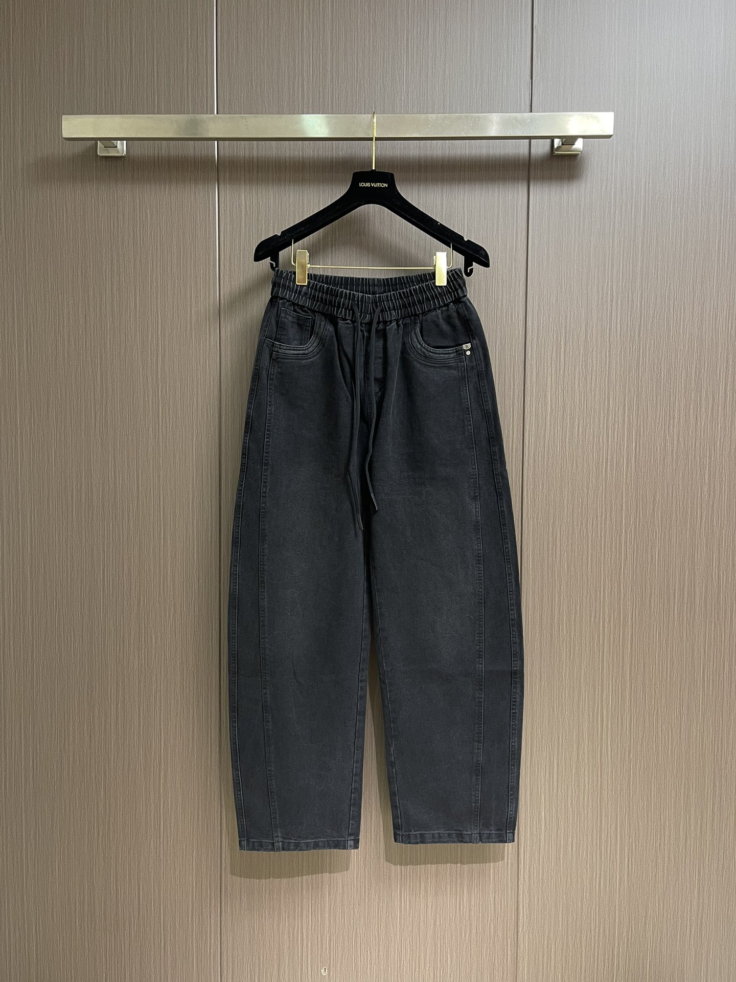 NO:528063,Balenciaga 2025SS early autumn new straight-leg casual sleeves, simple and fashionable new custom fabrics, comfortable to wear, low-key and luxurious, fashionable and high-end design, no need to say much about the trouser style and cutting, the upper body is exquisite and vivid.  True first-class quality, truly palace-level elastic pants, excellent quality, and are very soft after heavy washing!  Not picky about people, the upper body is absolutely stylish and extremely luxurious. Size M-3XL, balenciaga, alexander wang19860909Balenciaga 2025SS早秋新款直筒休闲卫裤,简约时尚新款定制面料,身穿手感舒适 低调不失奢华 设计时尚高端 裤型款式和裁剪亦无需多言 上身精致跃然．真正一等一顶级质料 真正殿堂级的松紧裤,品质卓然,经过重水洗使得很柔软！不挑人 上身绝对的有型 极度奢华.尺码M-3XL,,balenciaga,alexander wang,Men's clothing