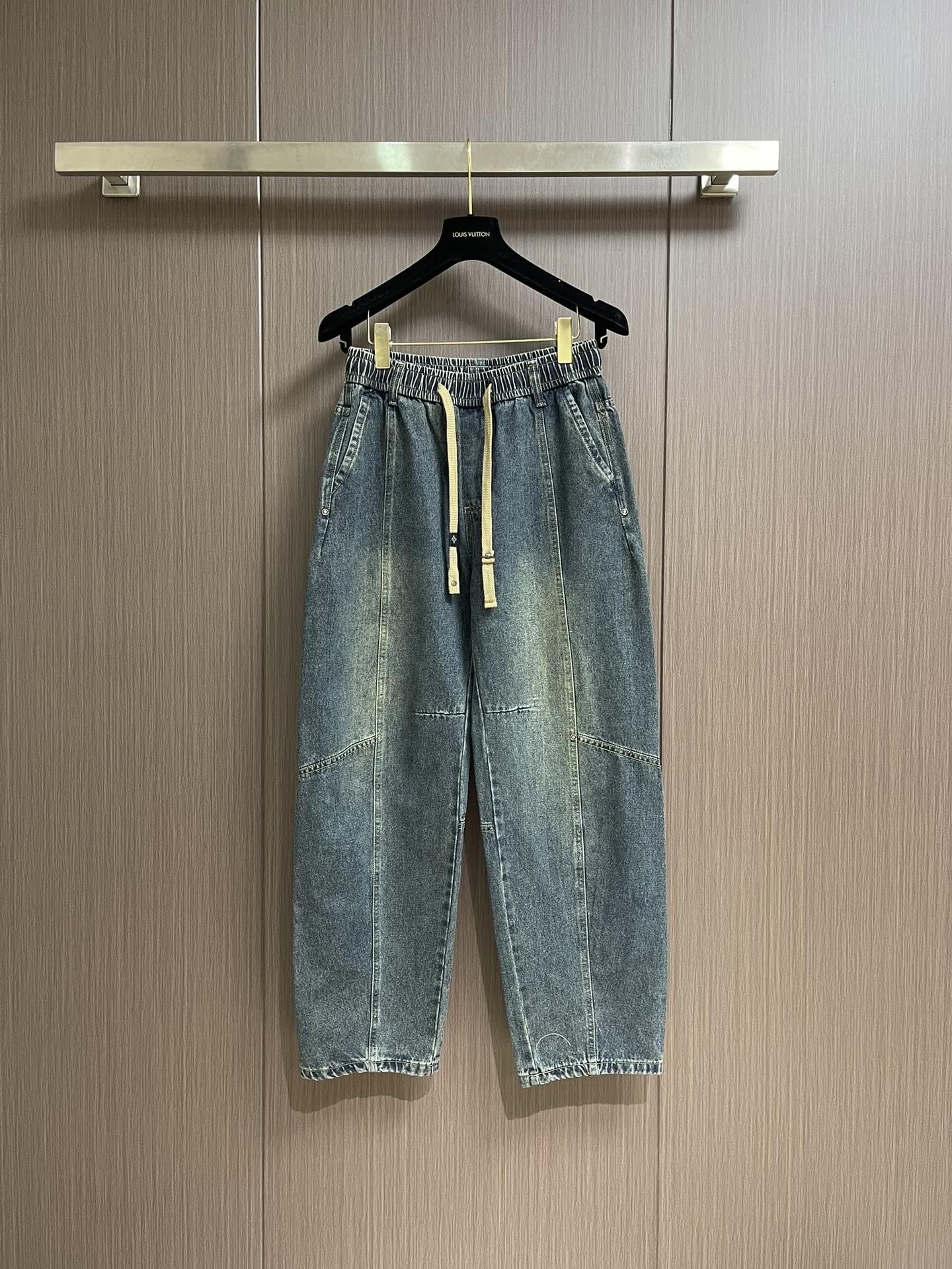 NO:528056,LV 2025ss new jeans, with its unique design concept, perfectly combines fashion and practicality, and has become a trendy item for unisex. It uses high-quality denim fabric and has been processed through special craftsmanship, which not only retains the classic charm of the jeans, but also adds a bit of delicateness and elegance. In terms of the layout design, it adopts loose straight cuts, which not only modify the leg shape, but also gives the wearer a high degree of comfort and freedom. Whether it is simple or handsome, it can easily control a variety of styles and show personal charm. Whether it is daily travel or outdoor adventure, this dark pattern denim can become your ideal choice, allowing you to stand out from the crowd and show your extraordinary taste. Size M-3XL,,louis vuitton, jeans, alexander wang19860909LV 2025ss新款牛仔裤,以其独特的设计理念,完美融合了时尚与实用性,成为男女皆宜的潮流单品.采用高品质牛仔面料,经过特殊工艺处理,既保留了牛仔的经典韵味,又增添了几分细腻与雅致,版型设计上,它采用了宽松直筒的剪裁,不仅修饰腿型,还赋予穿着者极高的舒适度与自由度.无论是搭配简约,还是帅气,都能轻松驾驭多种风格,展现个性魅力.无论是日常出行,还是户外探险,这款暗纹花牛仔都能成为你的理想选择,让你在人群中脱颖而出,彰显不凡品味.尺码M-3XL,,louis vuitton,jeans,alexander wang,Men's clothing