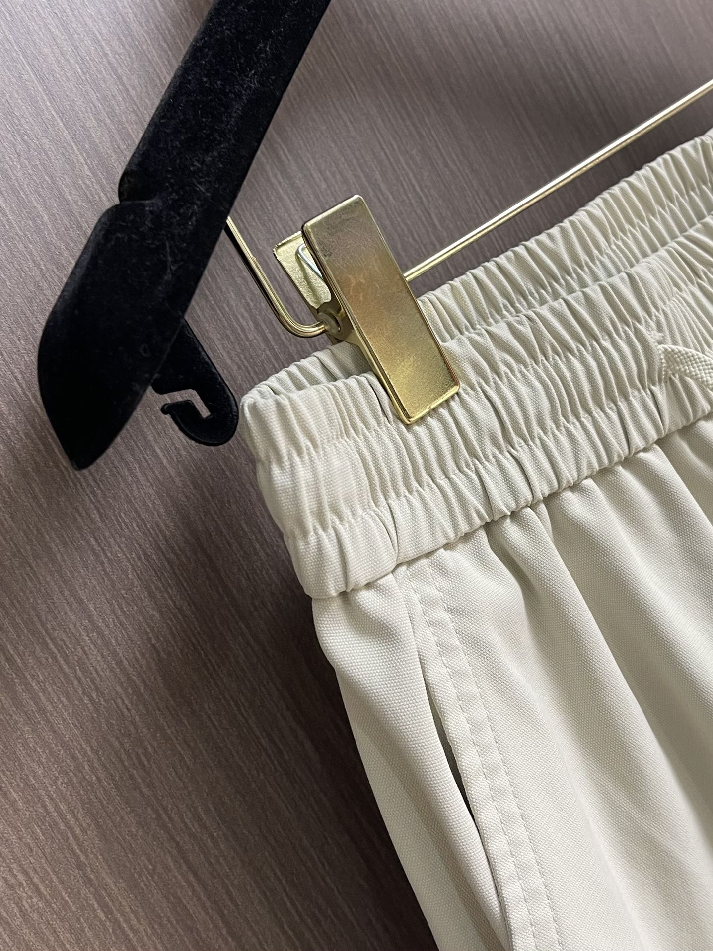 LV 2025SS早秋休闲束腿卫裤，面料采用26支单股100%纯棉，大货采用取花精心断裁，生产工厂由专业