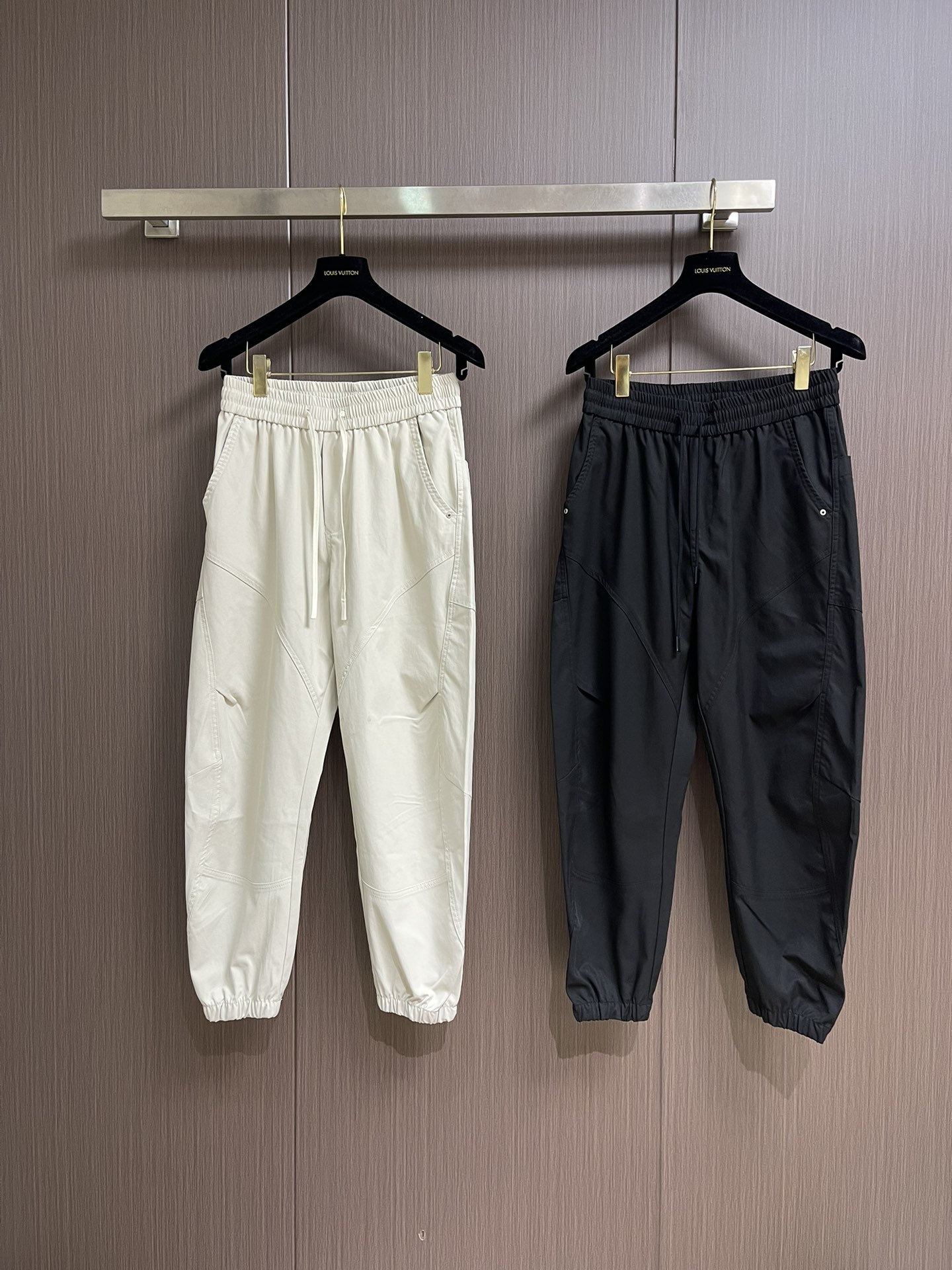 LV 2025SS早秋休闲束腿卫裤，面料采用26支单股100%纯棉，大货采用取花精心断裁，生产工厂由专业