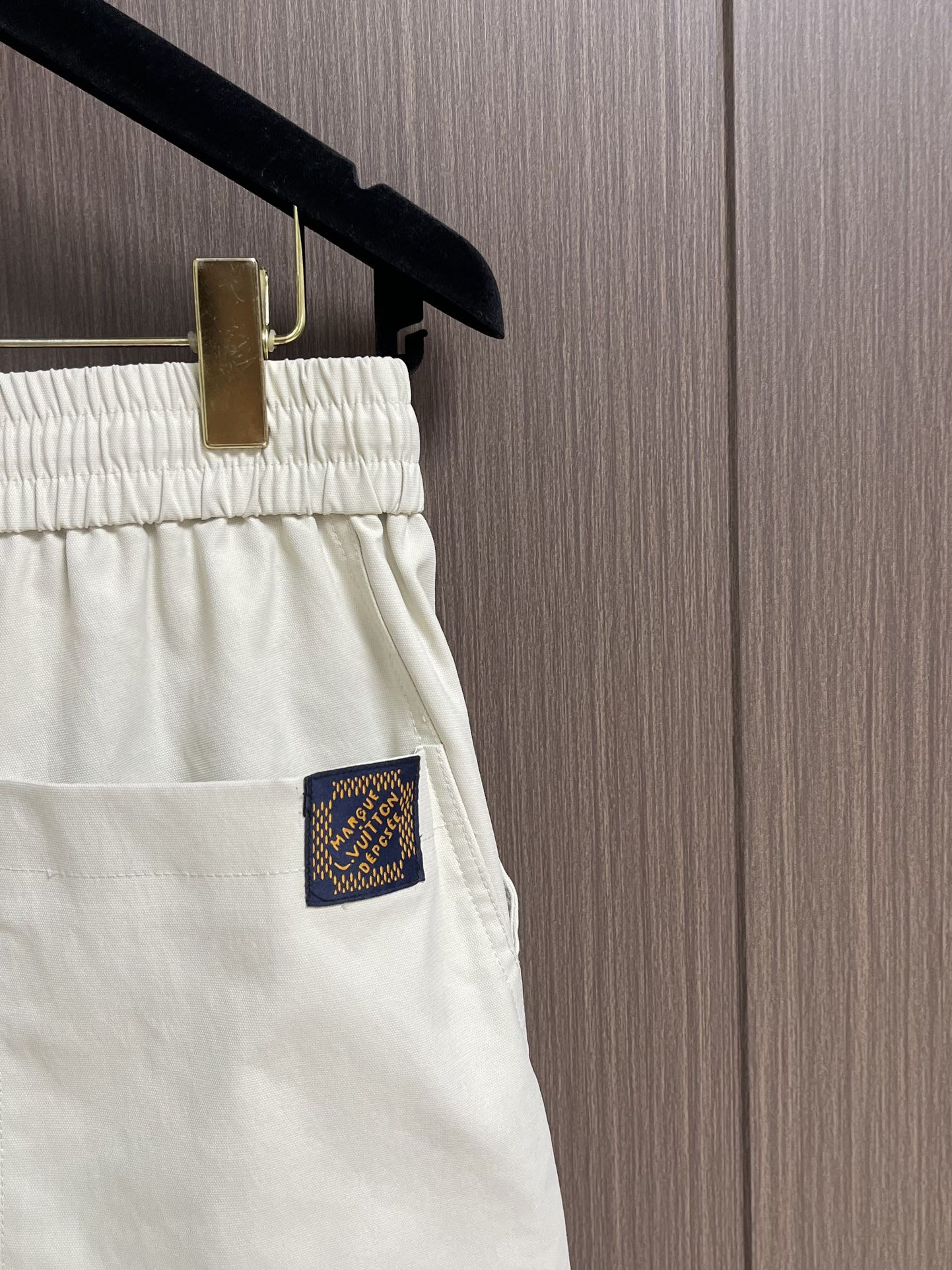 LV 2025SS早秋休闲束腿卫裤，面料采用26支单股100%纯棉，大货采用取花精心断裁，生产工厂由专业