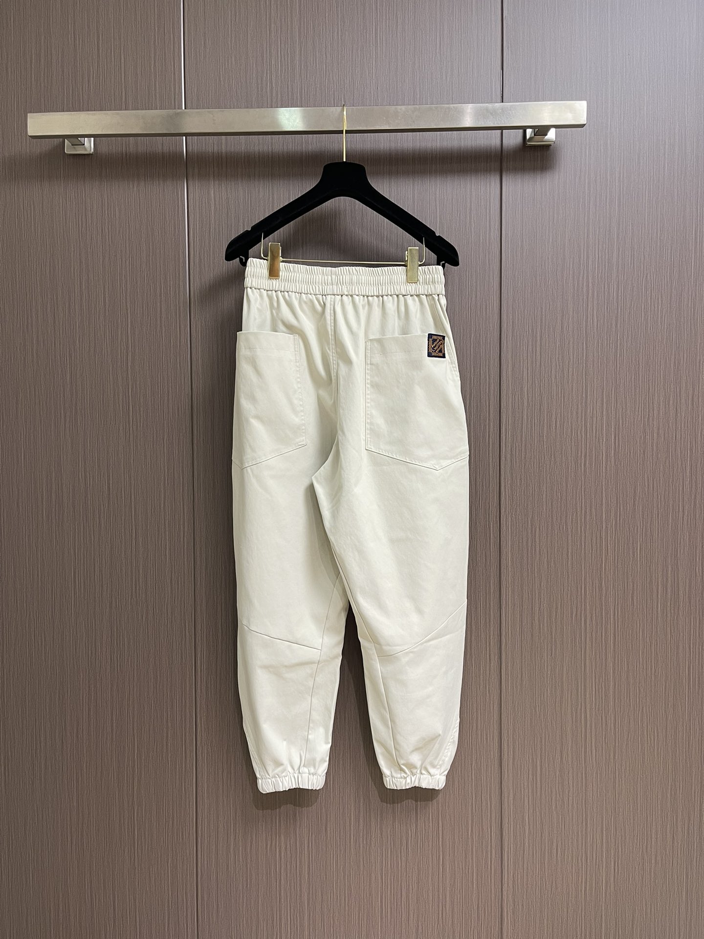 LV 2025SS早秋休闲束腿卫裤，面料采用26支单股100%纯棉，大货采用取花精心断裁，生产工厂由专业