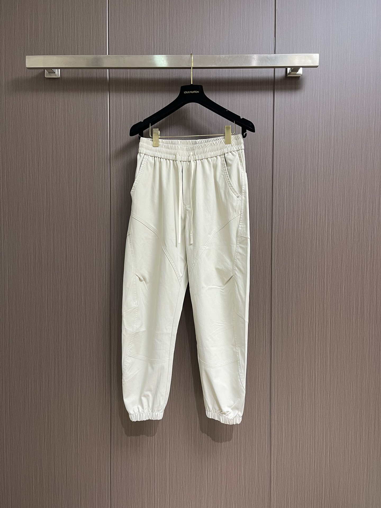 LV 2025SS早秋休闲束腿卫裤，面料采用26支单股100%纯棉，大货采用取花精心断裁，生产工厂由专业