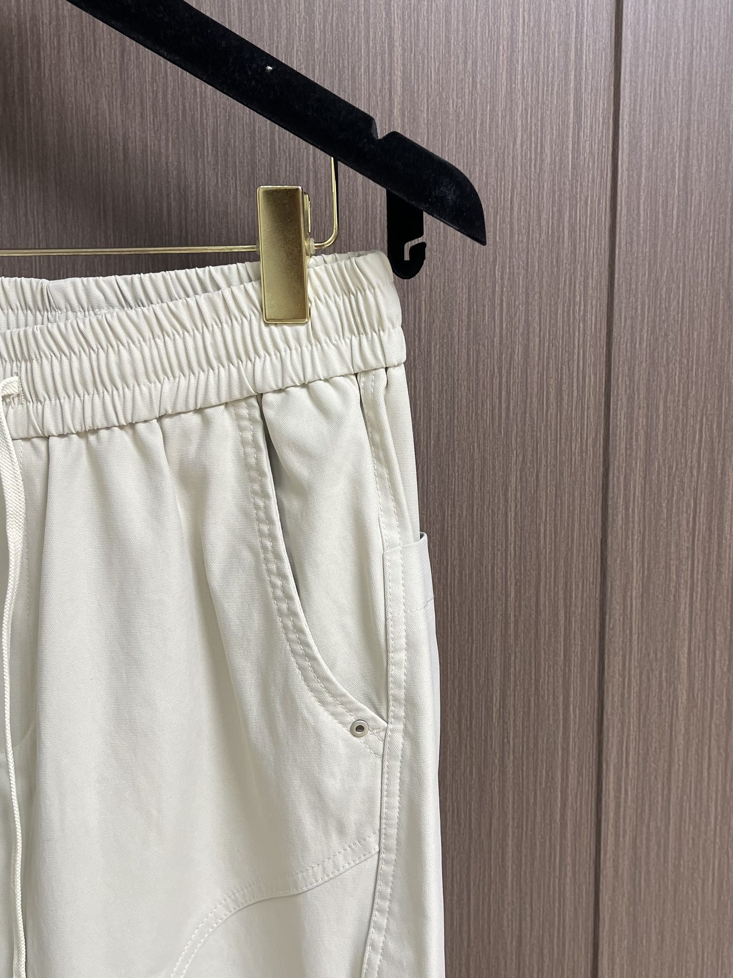 LV 2025SS早秋休闲束腿卫裤，面料采用26支单股100%纯棉，大货采用取花精心断裁，生产工厂由专业