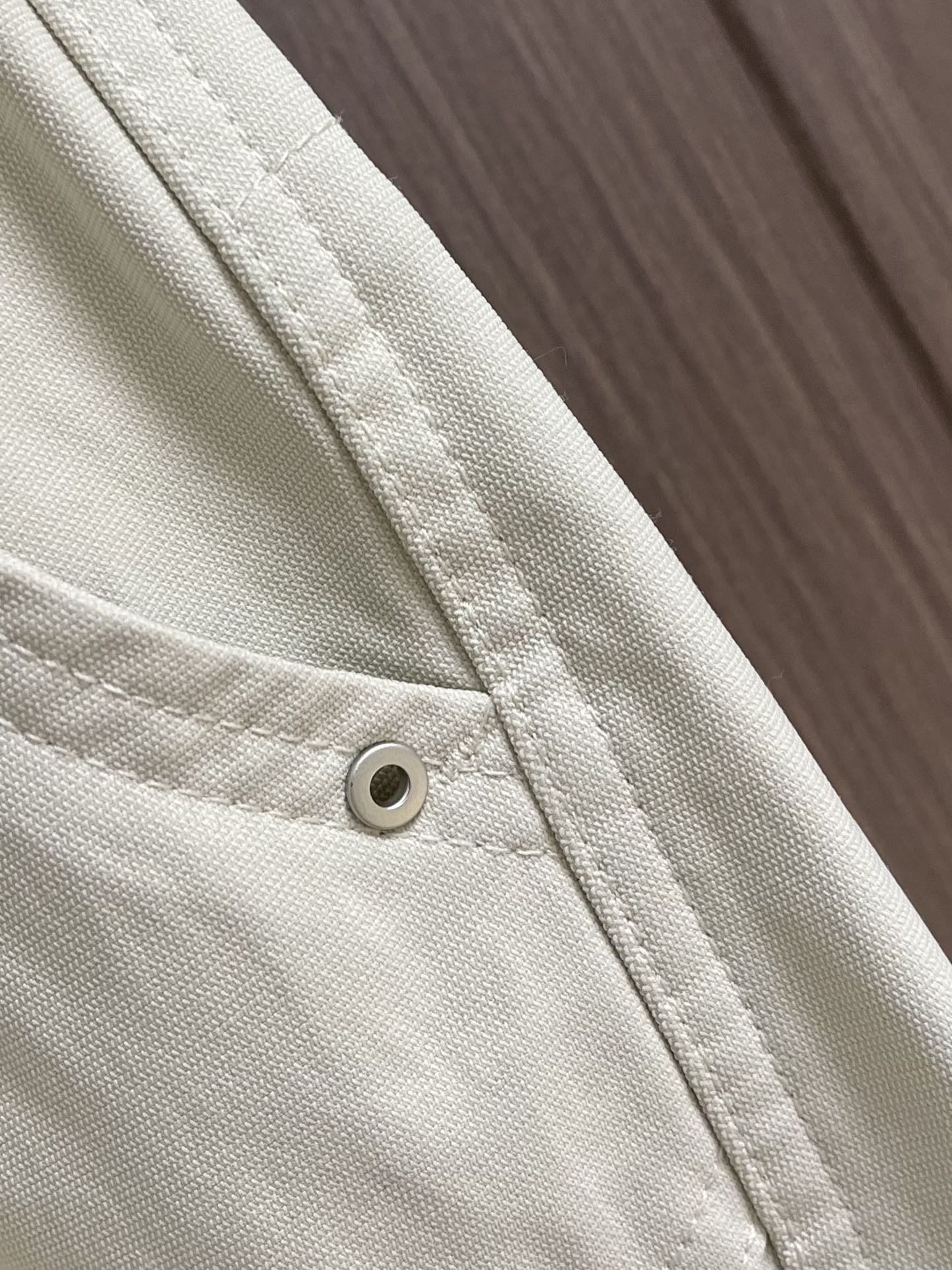 LV 2025SS早秋休闲束腿卫裤，面料采用26支单股100%纯棉，大货采用取花精心断裁，生产工厂由专业