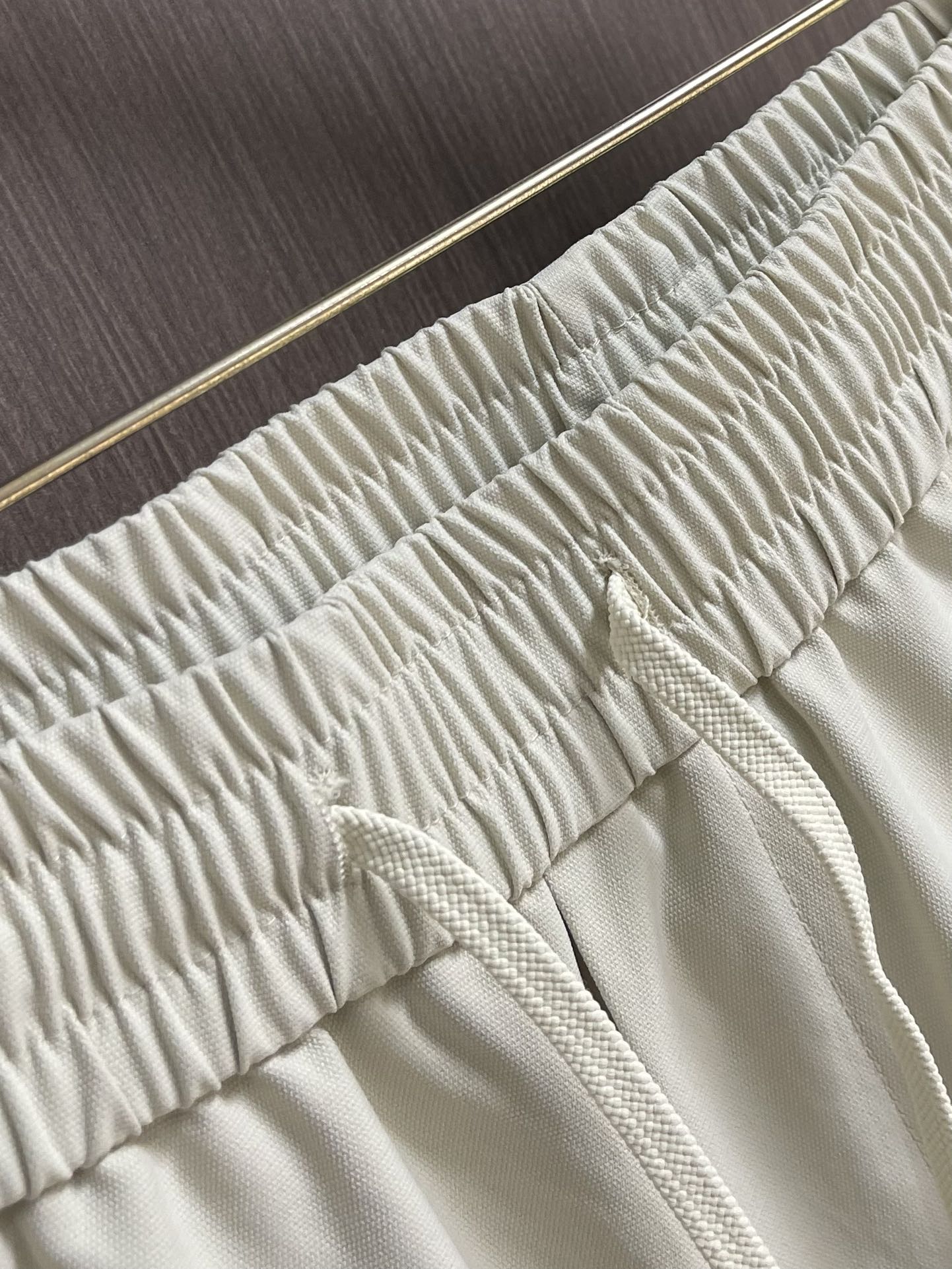 LV 2025SS早秋休闲束腿卫裤，面料采用26支单股100%纯棉，大货采用取花精心断裁，生产工厂由专业