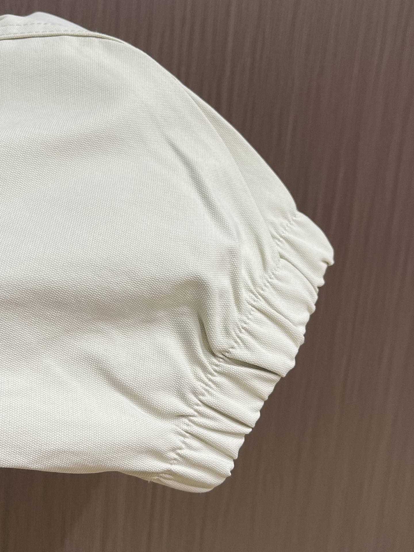 LV 2025SS早秋休闲束腿卫裤，面料采用26支单股100%纯棉，大货采用取花精心断裁，生产工厂由专业