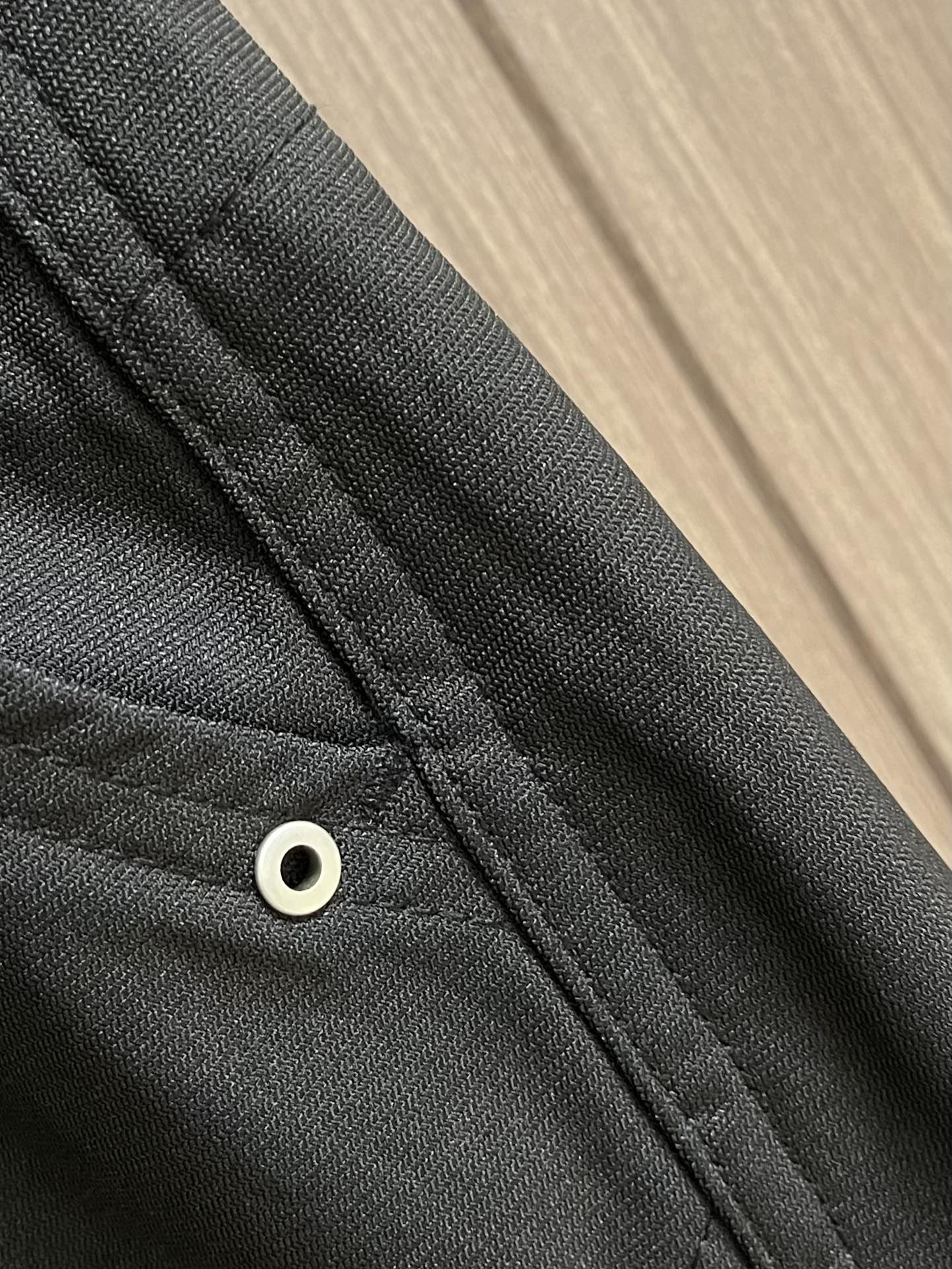 LV 2025SS早秋休闲束腿卫裤，面料采用26支单股100%纯棉，大货采用取花精心断裁，生产工厂由专业