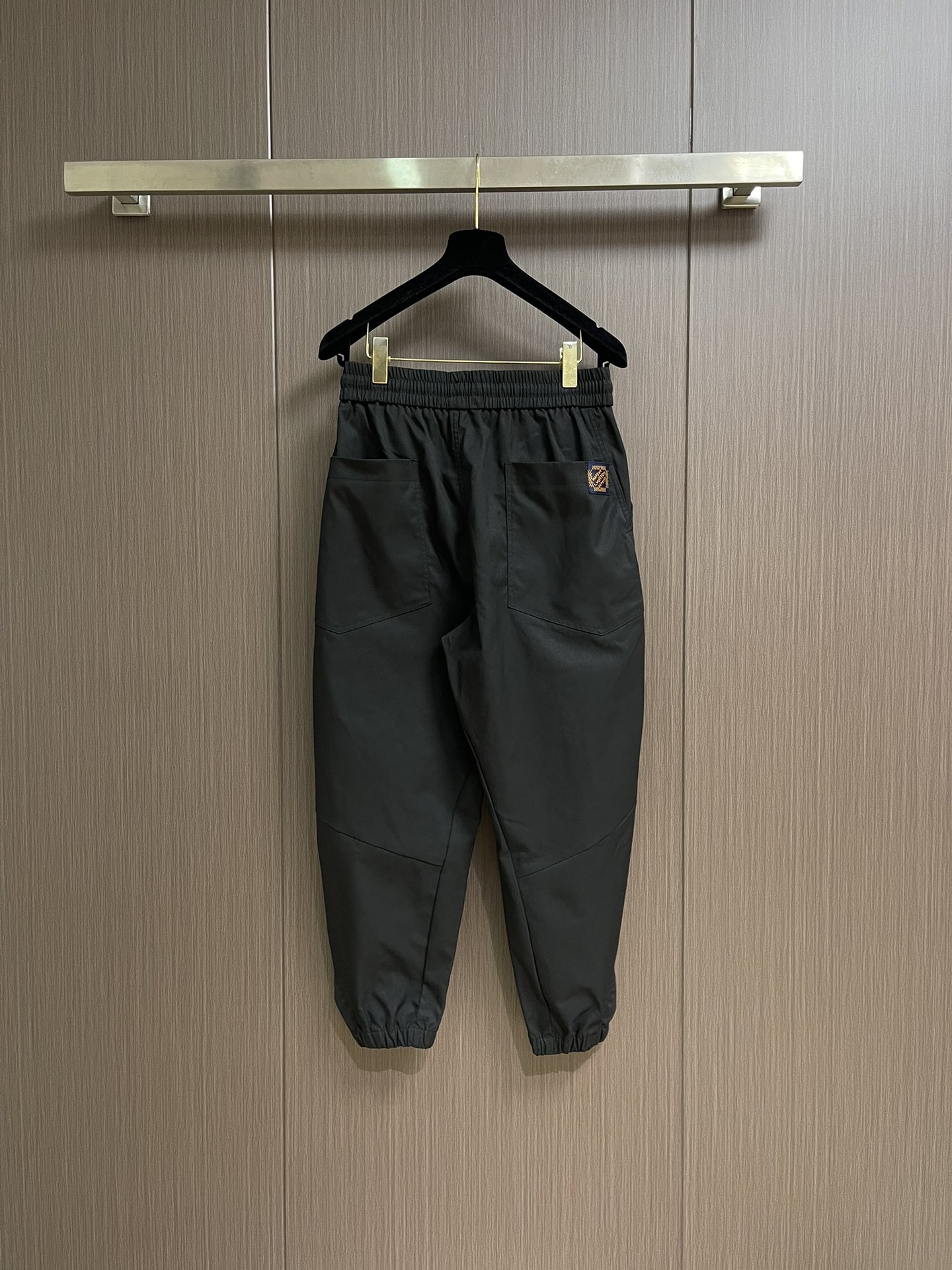 LV 2025SS早秋休闲束腿卫裤，面料采用26支单股100%纯棉，大货采用取花精心断裁，生产工厂由专业