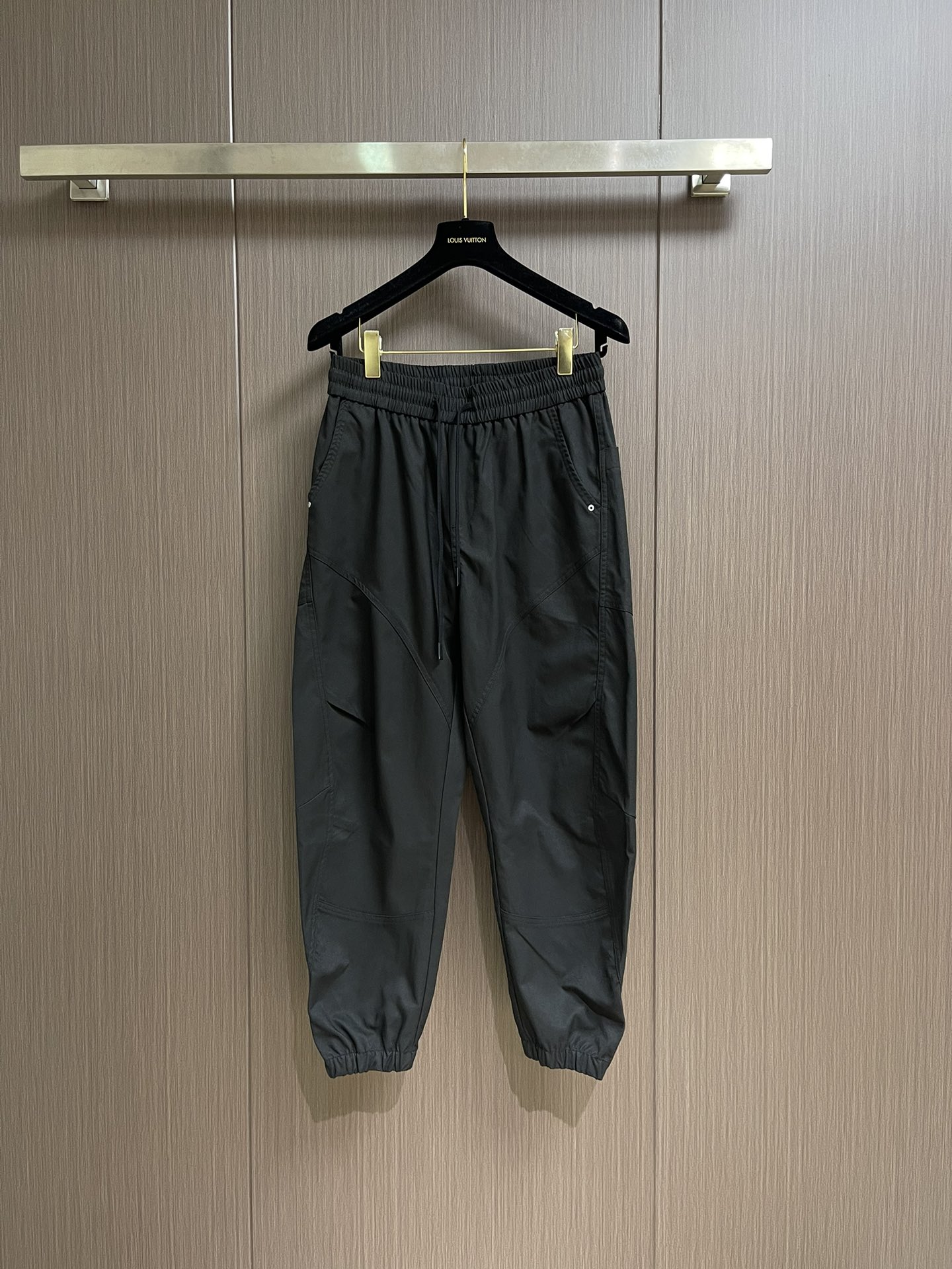 NO:538646,LV 2025SS early autumn casual leg trousers, the fabric is made of 26 single-strand pure cotton, the large goods are carefully cut with flowers, and the production factory is produced by professional knitting to ensure the quality of the large goods. It is a very versatile model. Size M-3XL, louis vuitton, alexander wang19860909LV 2025SS早秋休闲束腿卫裤,面料采用26支单股纯棉,大货采用取花精心断裁,生产工厂由专业针织生产,确保大货品质质量.非常百搭的一款.尺码M-3XL,,louis vuitton,alexander wang,Men's clothing