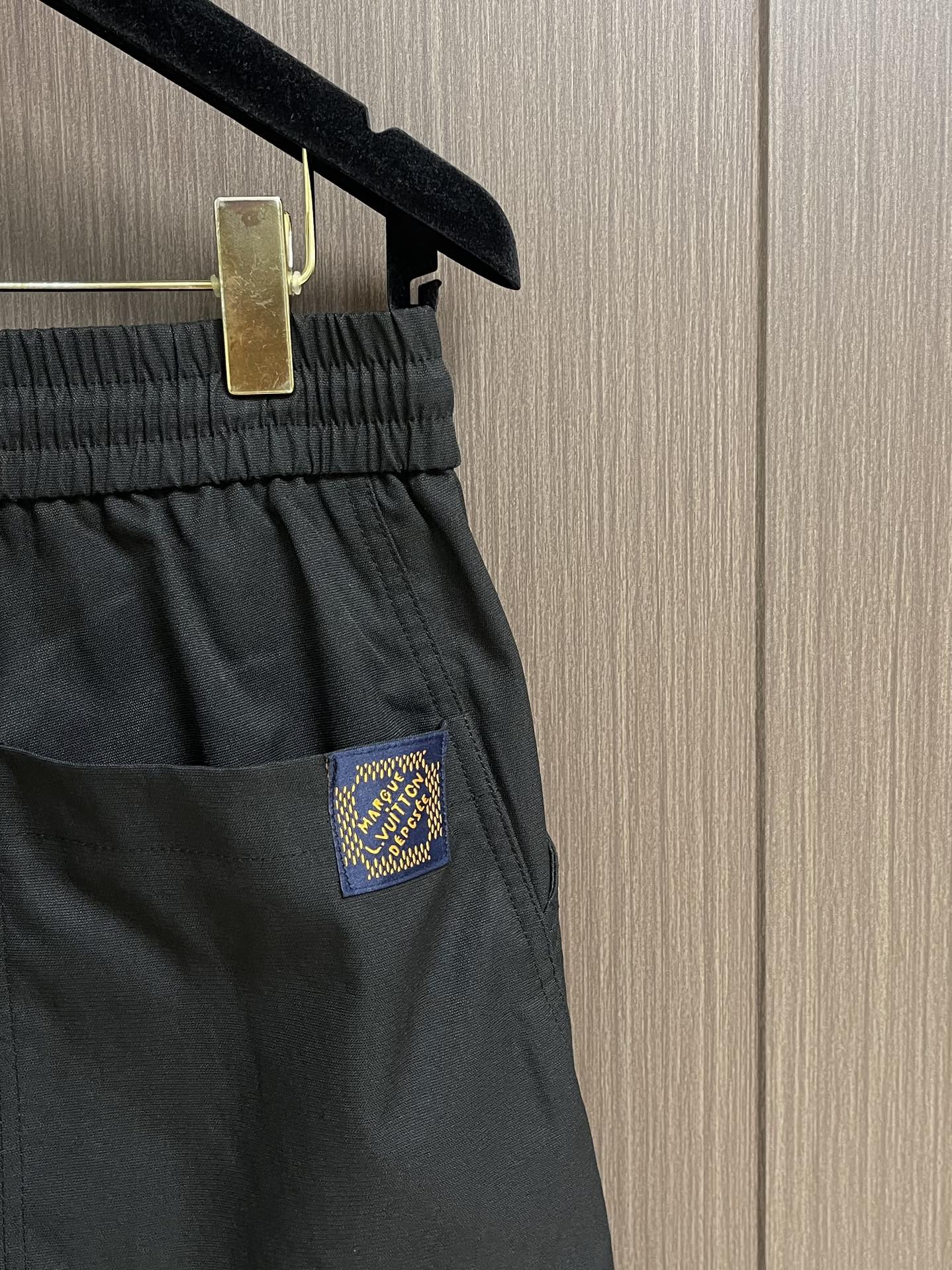 LV 2025SS早秋休闲束腿卫裤，面料采用26支单股100%纯棉，大货采用取花精心断裁，生产工厂由专业