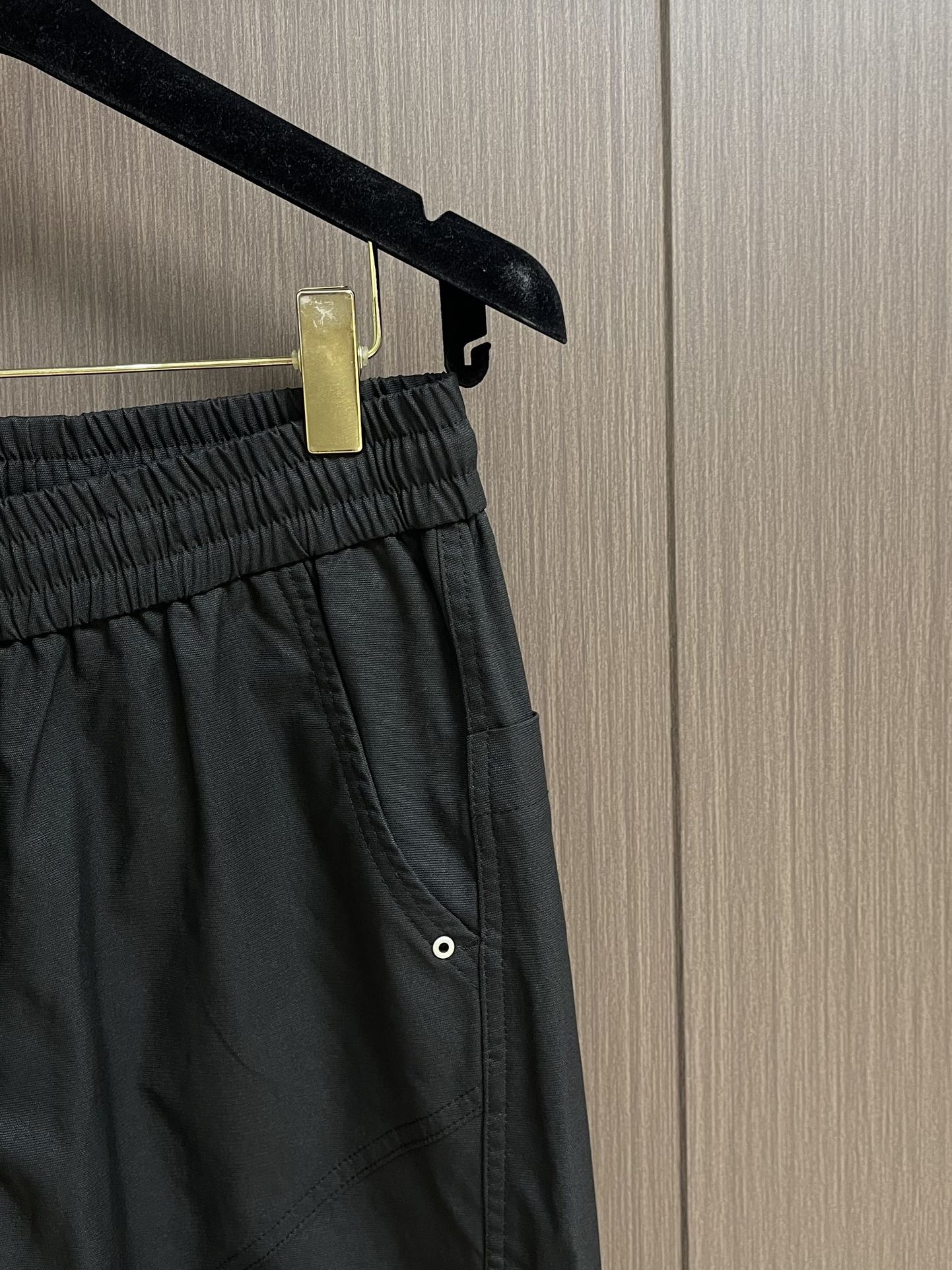 LV 2025SS早秋休闲束腿卫裤，面料采用26支单股100%纯棉，大货采用取花精心断裁，生产工厂由专业