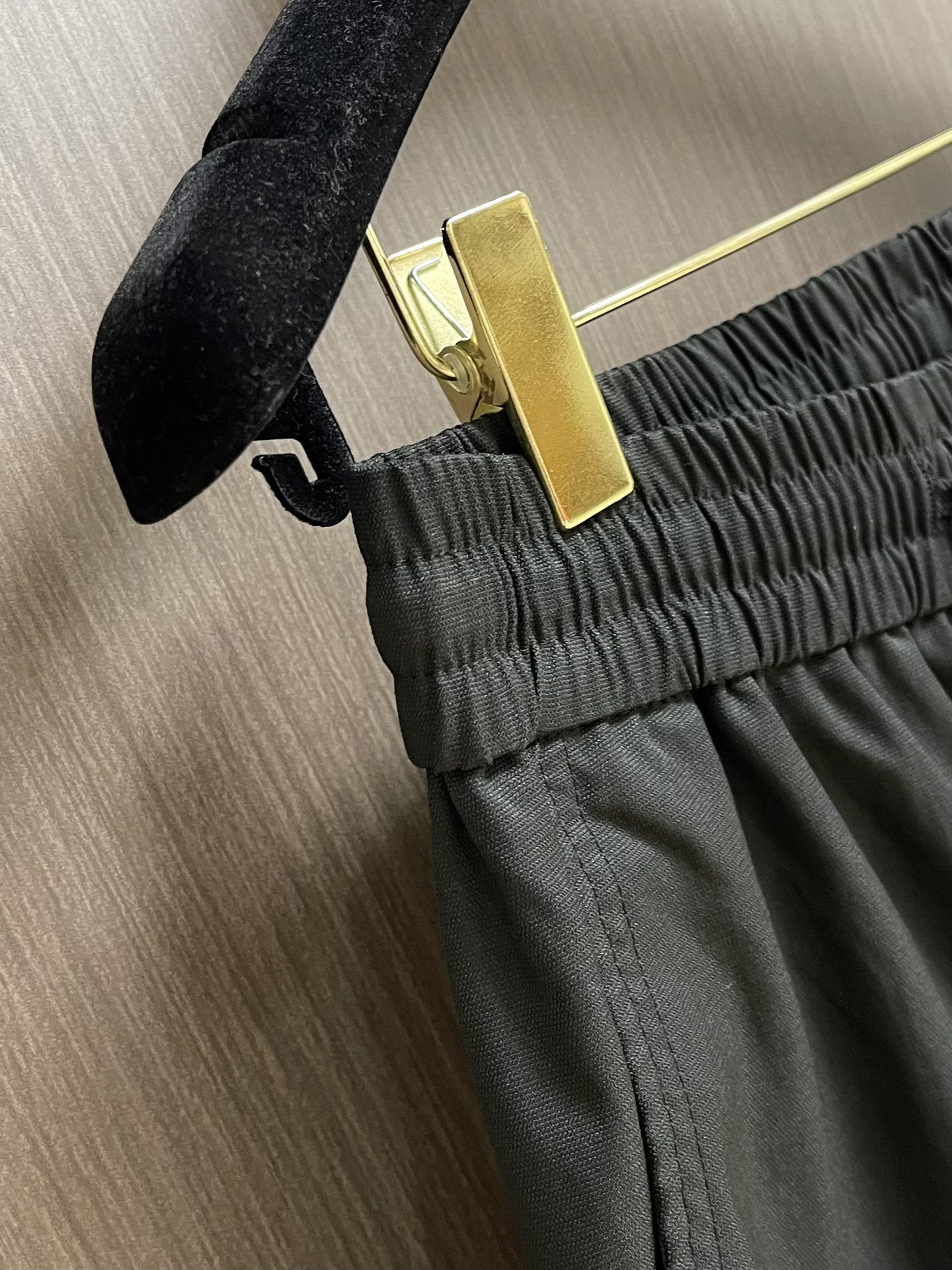 LV 2025SS早秋休闲束腿卫裤，面料采用26支单股100%纯棉，大货采用取花精心断裁，生产工厂由专业