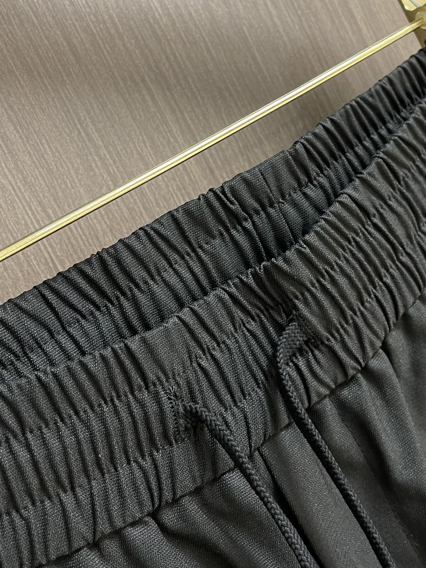 LV 2025SS早秋休闲束腿卫裤，面料采用26支单股100%纯棉，大货采用取花精心断裁，生产工厂由专业