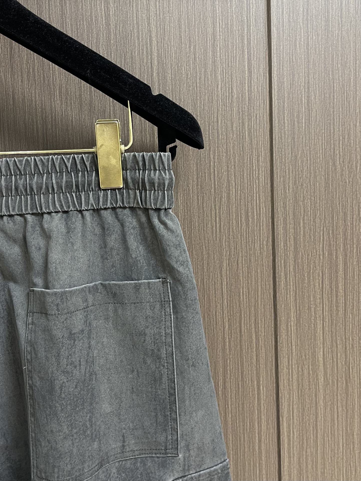 Balenciaga 多袋工装裤休闲裤．常规设计裁剪兼具个性时尚范儿，怎么搭配都好看，与生俱来的不平凡．