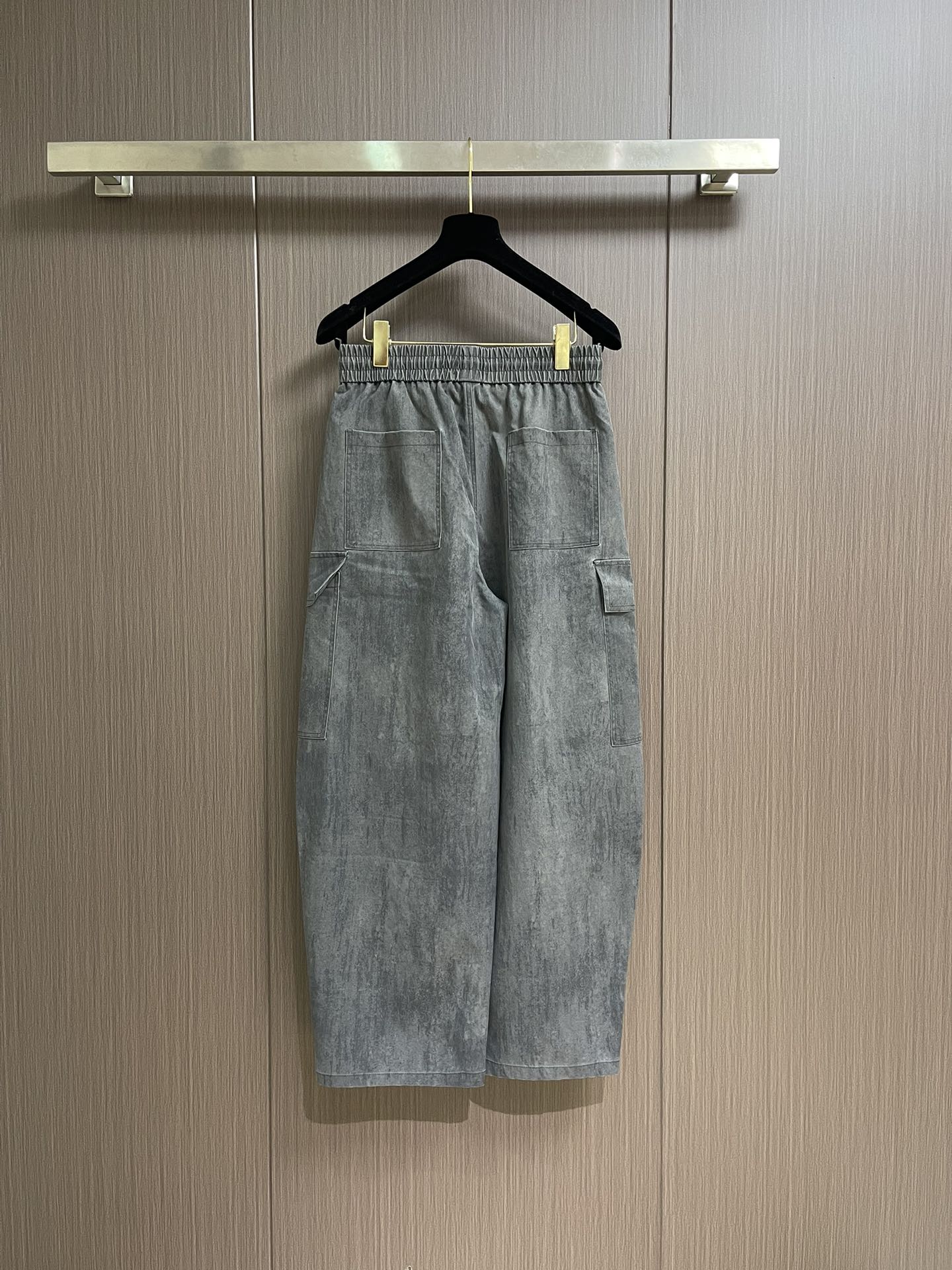 Balenciaga 多袋工装裤休闲裤．常规设计裁剪兼具个性时尚范儿，怎么搭配都好看，与生俱来的不平凡．