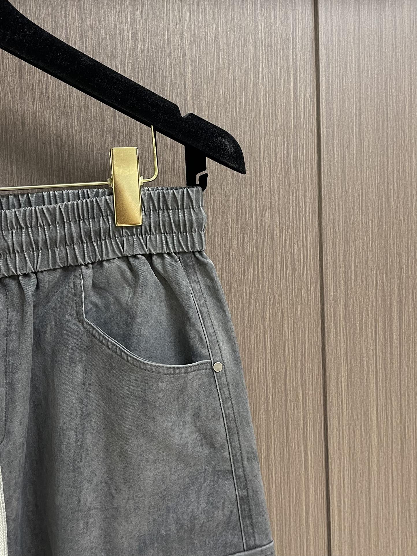 Balenciaga 多袋工装裤休闲裤．常规设计裁剪兼具个性时尚范儿，怎么搭配都好看，与生俱来的不平凡．