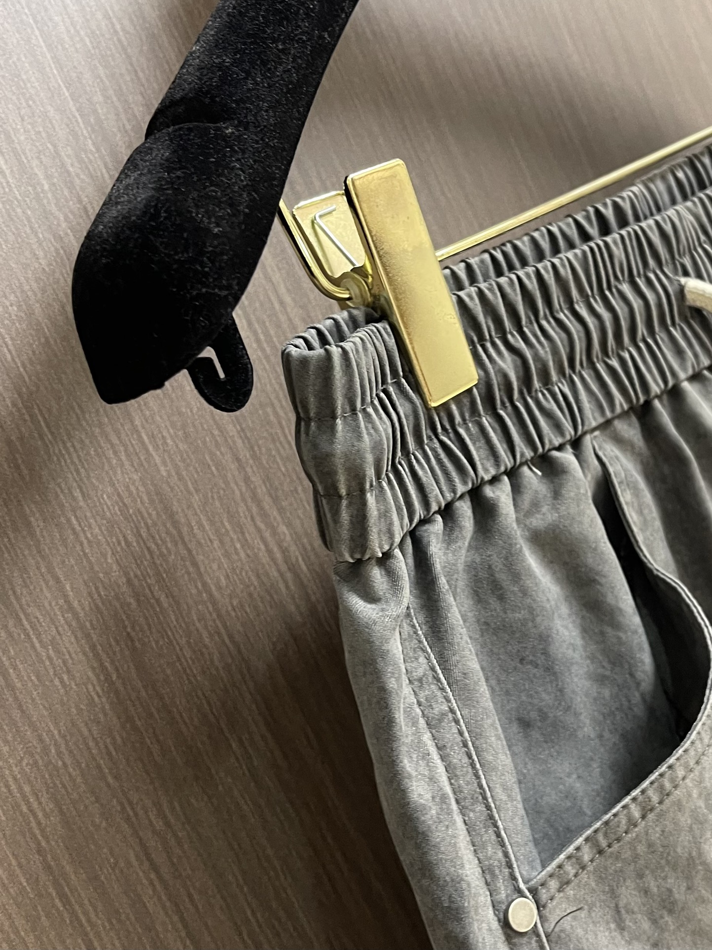 Balenciaga 多袋工装裤休闲裤．常规设计裁剪兼具个性时尚范儿，怎么搭配都好看，与生俱来的不平凡．