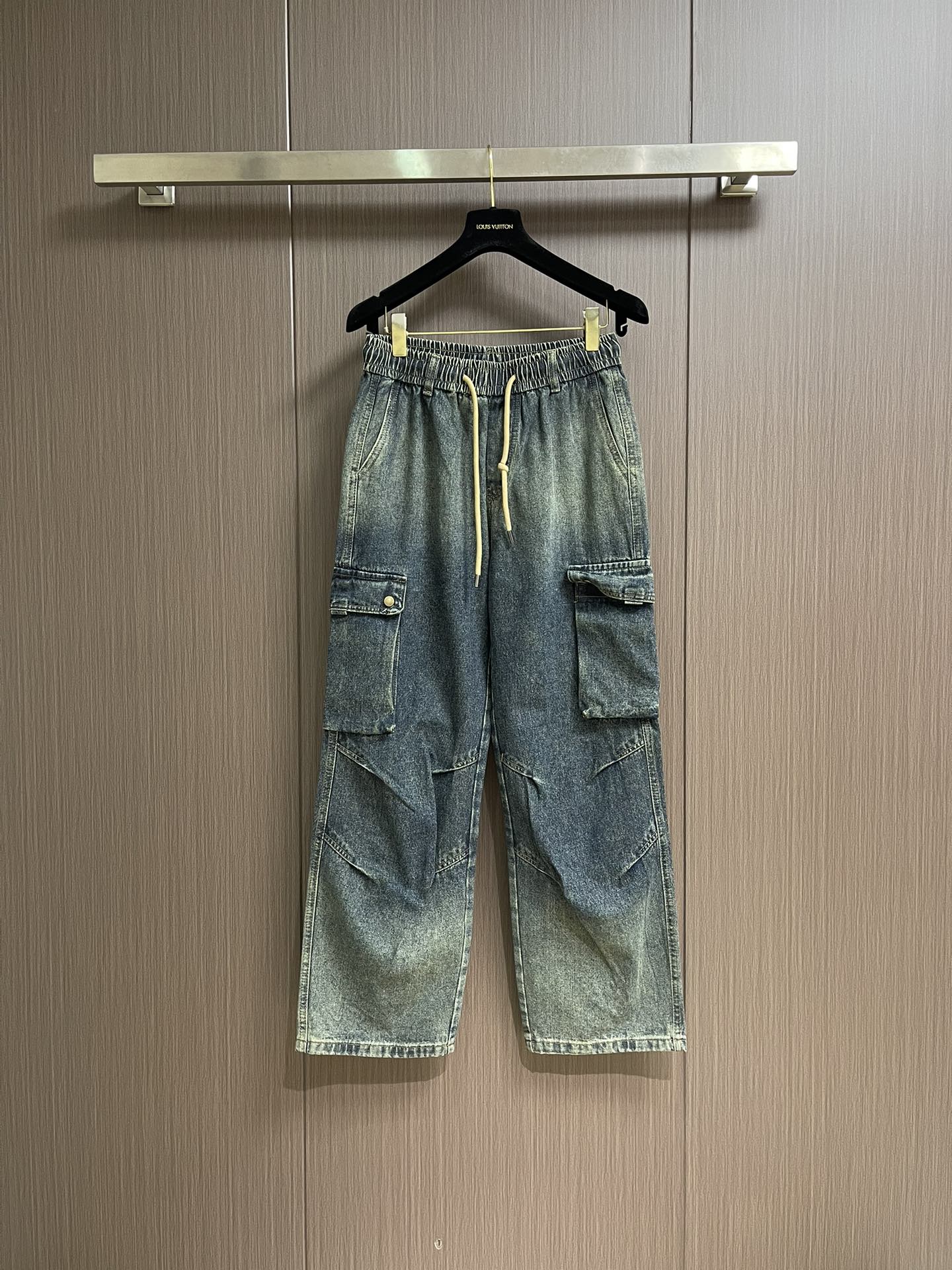 NO:528058,Balenciaga 2025SS early autumn new multi-bag jeans, imported original fabric, comfortable upper body, letter pattern decorative logo, original hardware and auxiliary decoration, unique design, extremely high grade, simple and fashionable, fashionable and handsome upper body, size M-3XL,,balenciaga, jeans, alexander wang19860909Balenciaga 2025SS早秋新品多袋牛仔裤,进口原版面料,上身舒适,字母图案装饰logo,原版五金辅料装饰,独特设计,档次极高,简约时尚,上身时尚帅气,尺码M-3XL,,balenciaga,jeans,alexander wang,Men's clothing