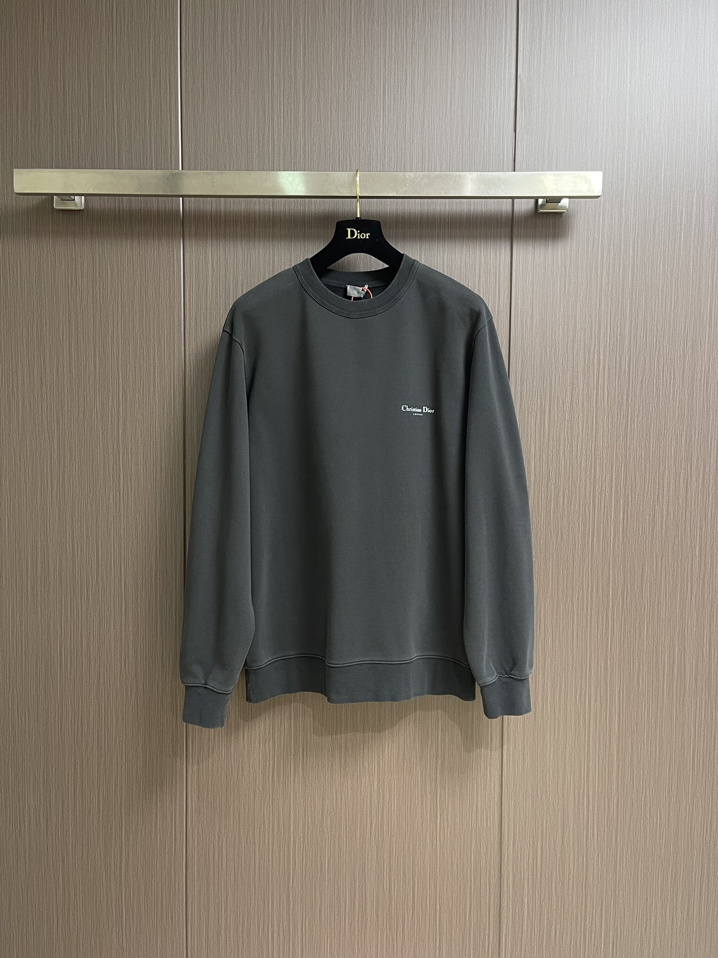 NO:571335,Dior Heritage portrait print pullover crew neck sweatshirt, custom-dyed with elegant double-ply cotton velvet material. Excellent texture, comfortable and close to the skin. It is laid out in a deep, high-grade gray tone. The chest is decorated with Cistian Couture prints. The simple posture shows unique charm and complements the text Intriguing is Your on the back. A portrait pattern with a retro style of the 1980s comes into view. The picture of the character peeking out from between the stripes is very visually impactful.  With the unique flamboyance and unruliness of that era, he became the center of attention. Sizes S-XL, dior, hoodie, sweatshirts, alexander wang19860909Dior Heritage人像印花套头圆领卫衣,定制定染黯雅双股棉质绒感料 质感卓越 舒适贴肤 以深邃的高级灰色调铺陈 胸前饰以Cistian Couture 印花点缀 简约的姿态展现独特魅力与后幅Intriguing is Your文字相得益彰 一幅极具1980年代复古风情的人像图案映入眼帘 人物从条纹间探出的画面极具视觉冲击力 带着那个时代独有的张扬与不羁 成为众人瞩目的焦点.尺码S-XL,,dior,hoodie,sweatshirts,alexander wang,Men's clothing