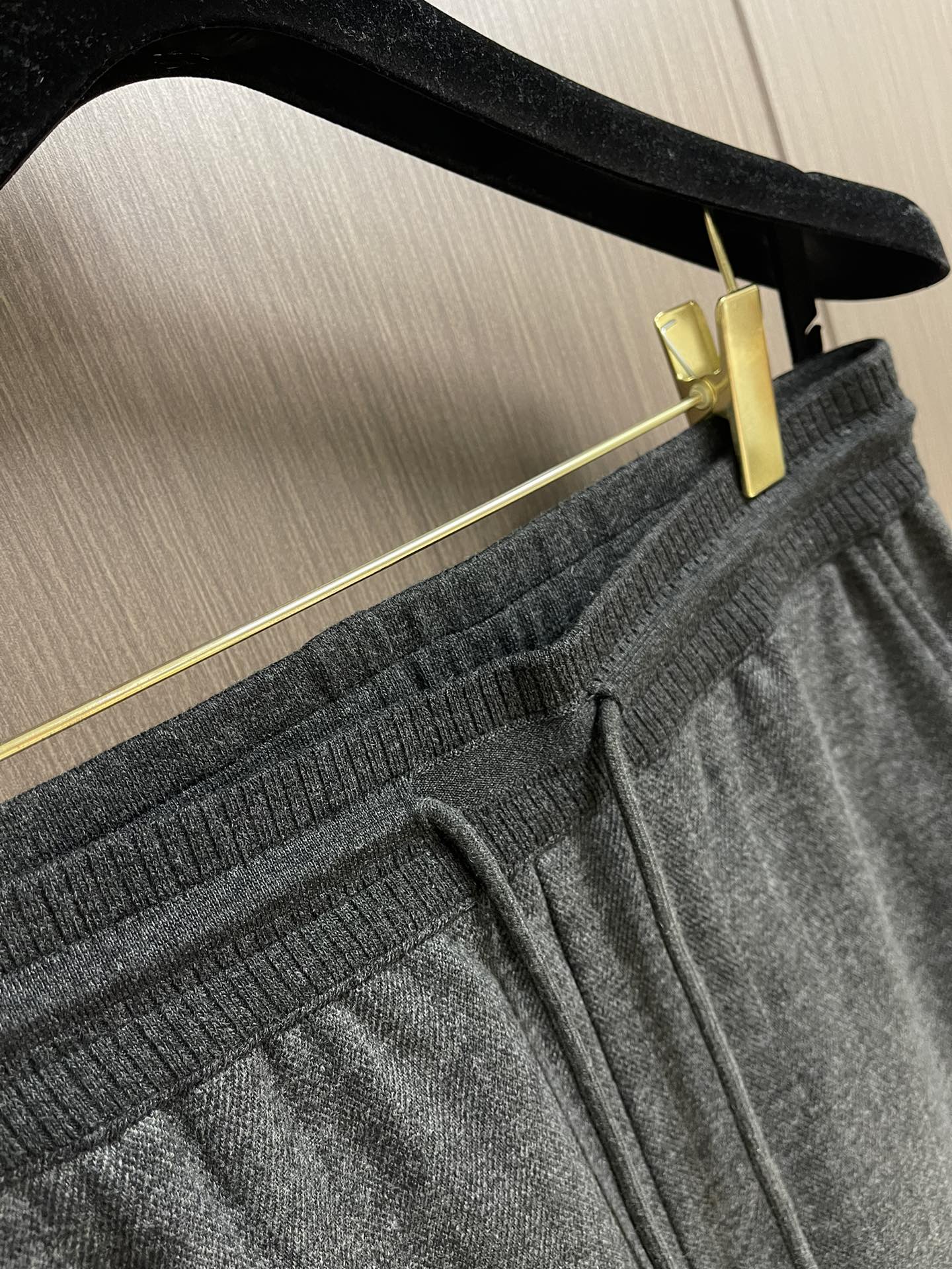 lP🆕 LoroPiana 2025ss早春新品休闲裤，休闲裤作为随时随地男人都能穿搭的时尚单品，简洁的