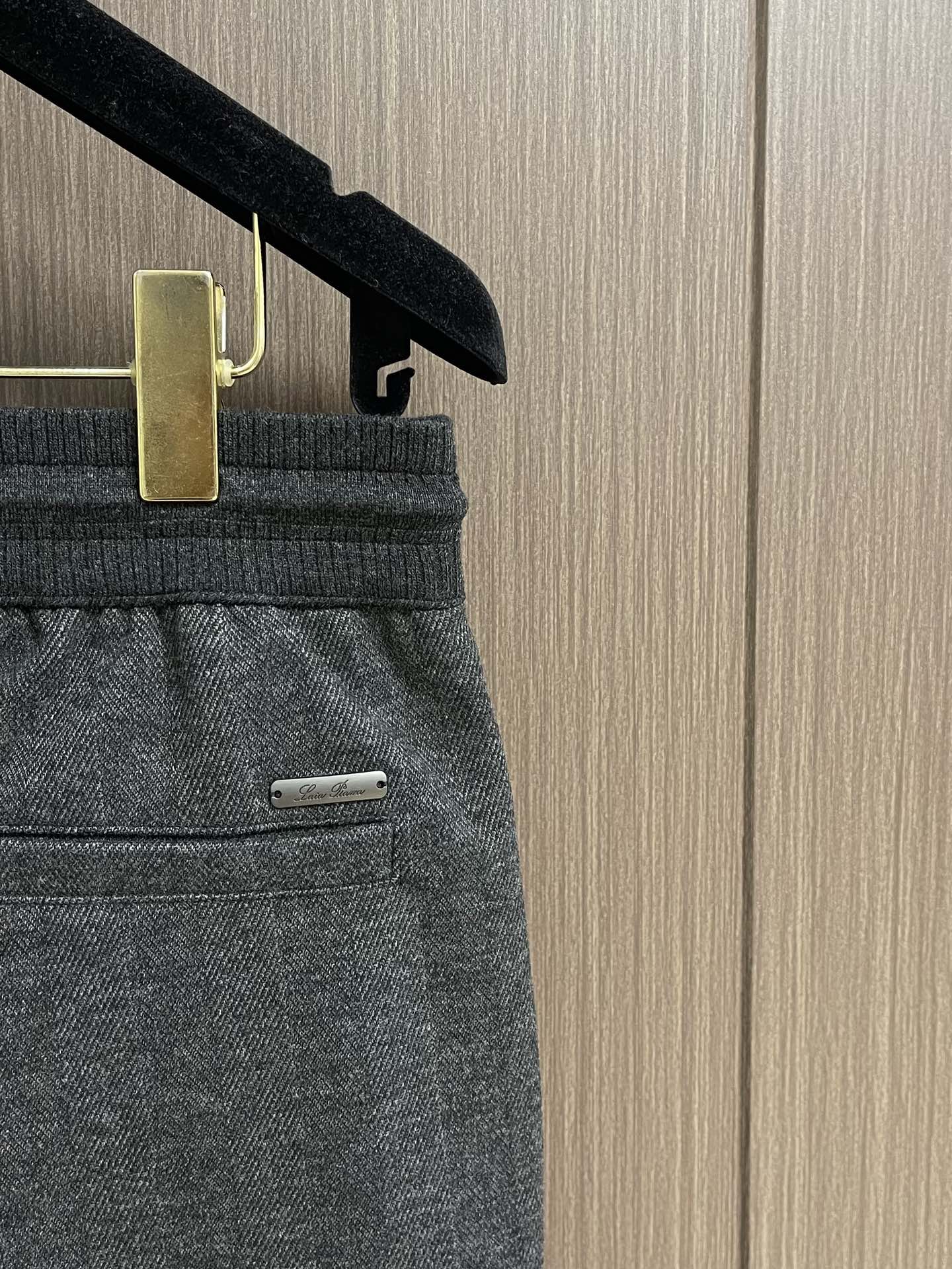 lP🆕 LoroPiana 2025ss早春新品休闲裤，休闲裤作为随时随地男人都能穿搭的时尚单品，简洁的