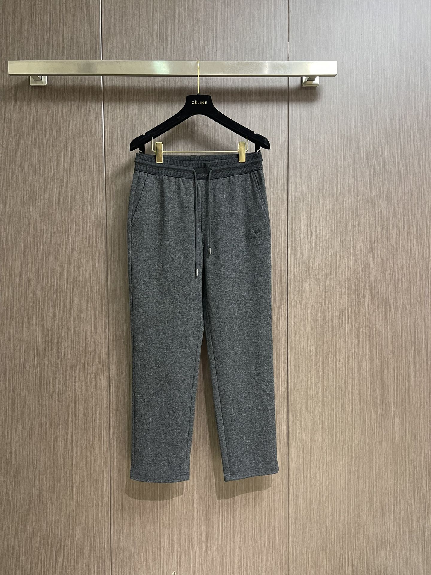 lP🆕 LoroPiana 2025ss早春新品休闲裤，休闲裤作为随时随地男人都能穿搭的时尚单品，简洁的