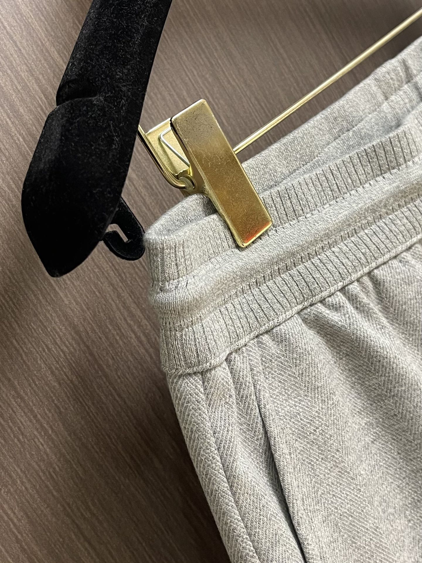 lP🆕 LoroPiana 2025ss早春新品休闲裤，休闲裤作为随时随地男人都能穿搭的时尚单品，简洁的