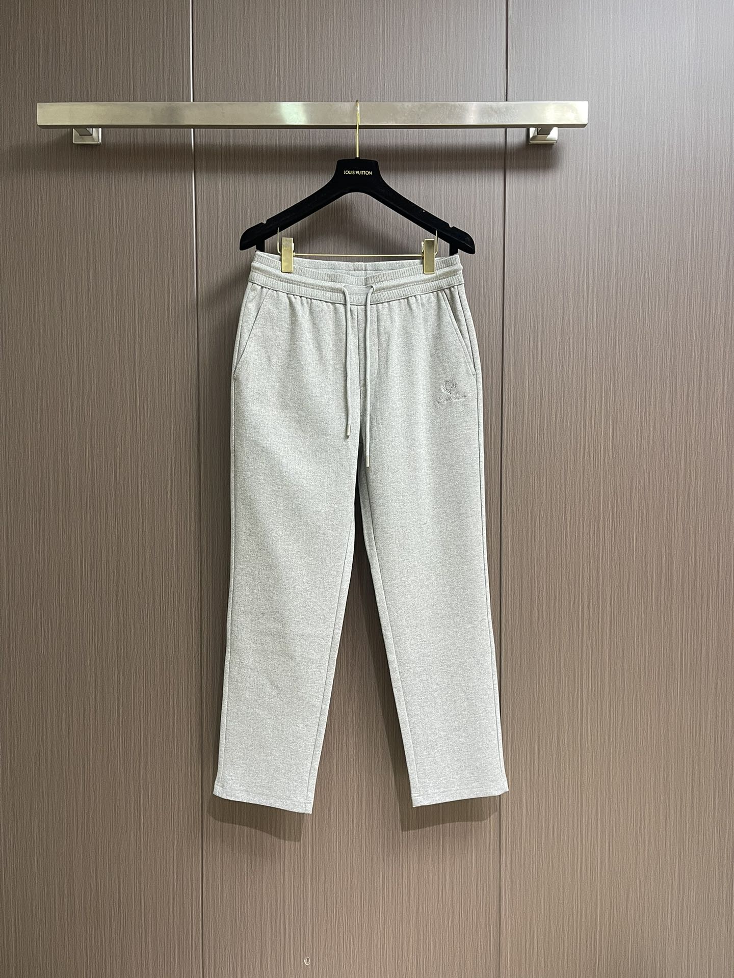 lP🆕 LoroPiana 2025ss早春新品休闲裤，休闲裤作为随时随地男人都能穿搭的时尚单品，简洁的