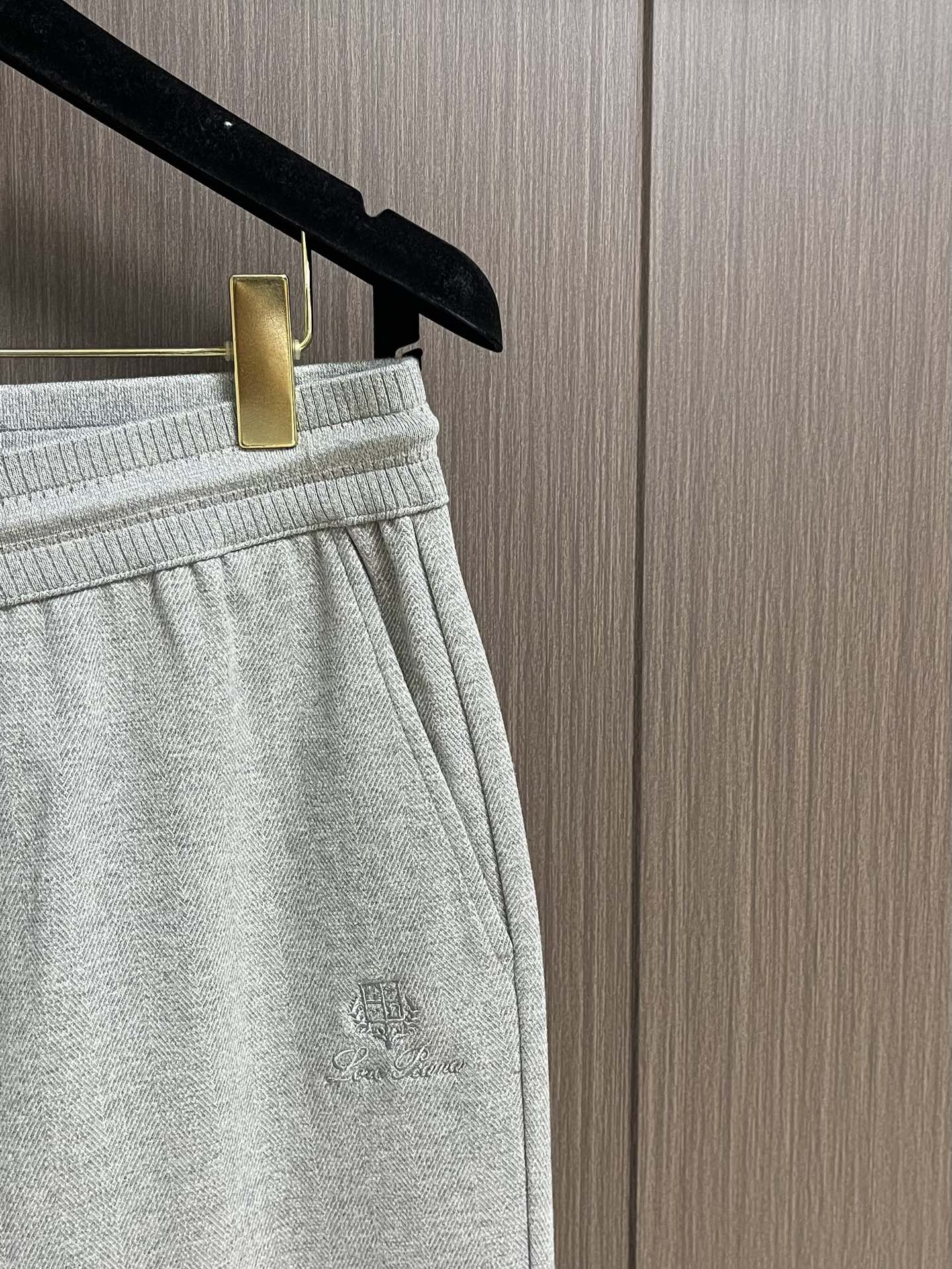 lP🆕 LoroPiana 2025ss早春新品休闲裤，休闲裤作为随时随地男人都能穿搭的时尚单品，简洁的