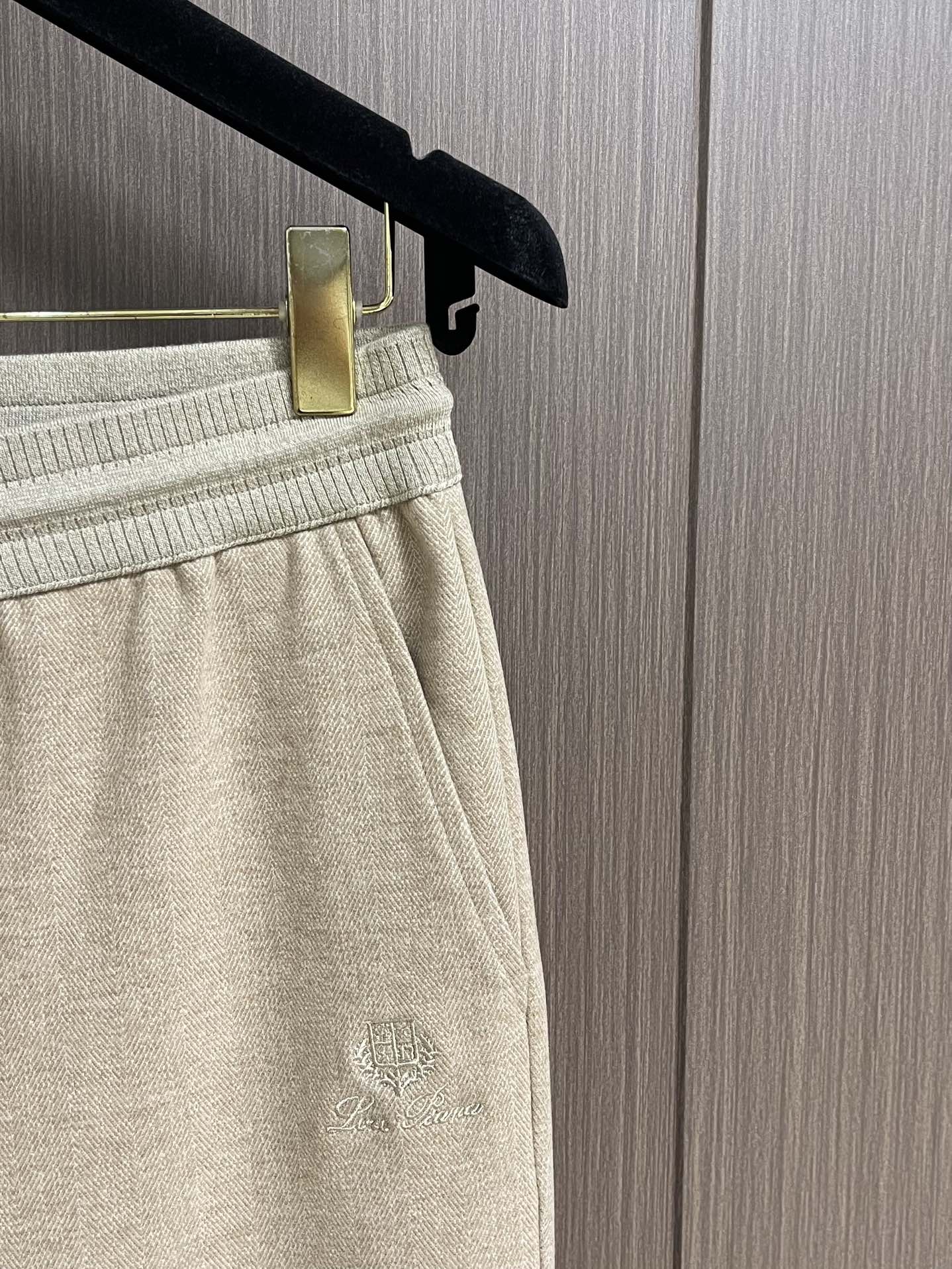 lP🆕 LoroPiana 2025ss早春新品休闲裤，休闲裤作为随时随地男人都能穿搭的时尚单品，简洁的