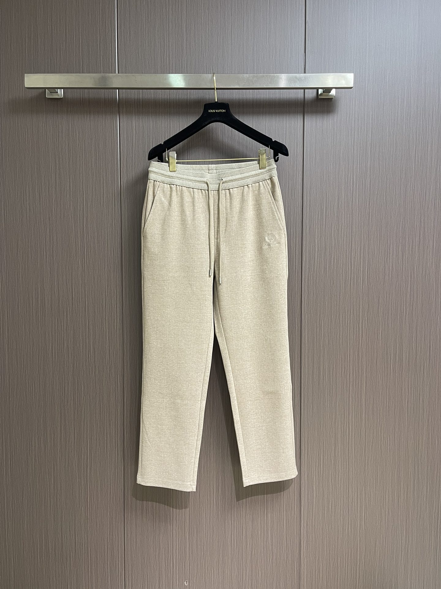 lP🆕 LoroPiana 2025ss早春新品休闲裤，休闲裤作为随时随地男人都能穿搭的时尚单品，简洁的