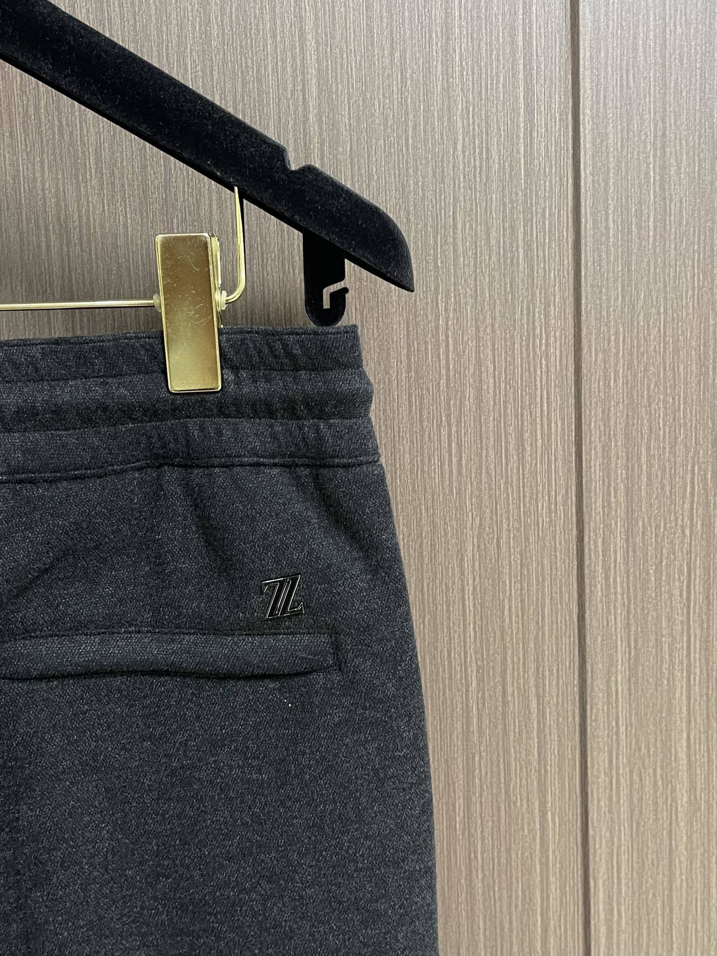 Ermenegildo Zegna 杰尼亚早秋新品休闲裤,休闲裤作为随时随地男人都能穿搭的时尚单品,简洁