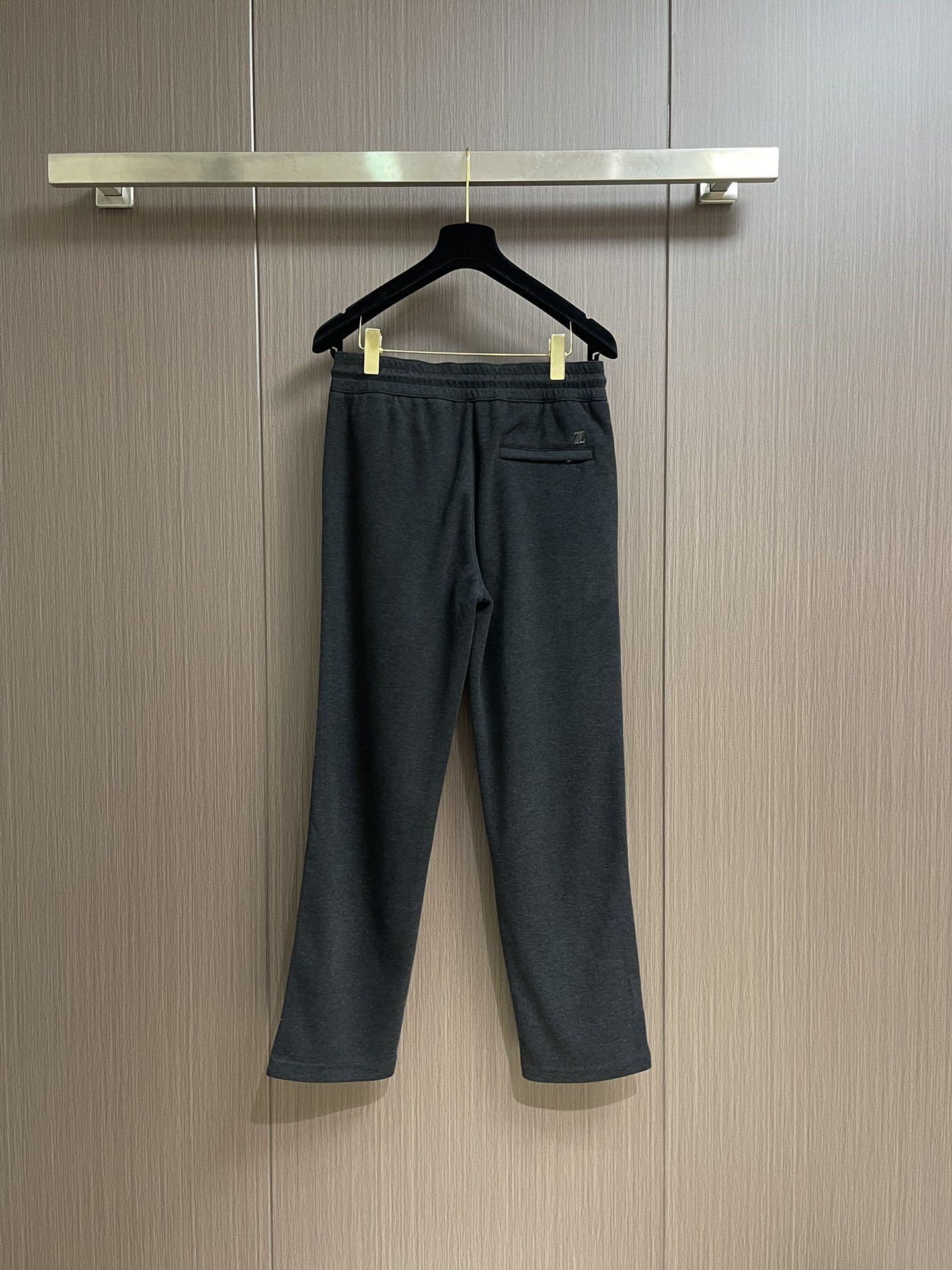 Ermenegildo Zegna 杰尼亚早秋新品休闲裤,休闲裤作为随时随地男人都能穿搭的时尚单品,简洁
