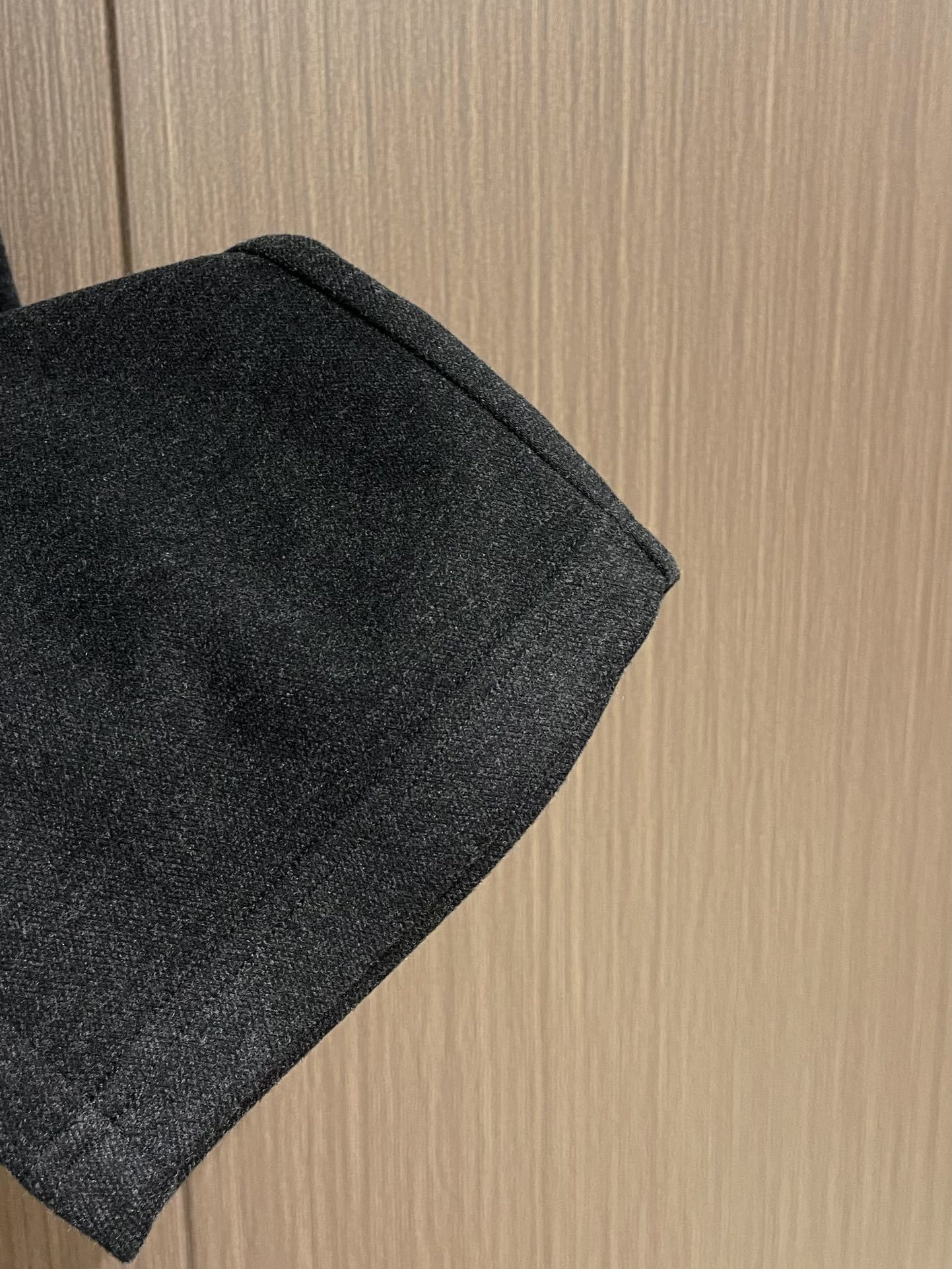 Ermenegildo Zegna 杰尼亚早秋新品休闲裤,休闲裤作为随时随地男人都能穿搭的时尚单品,简洁