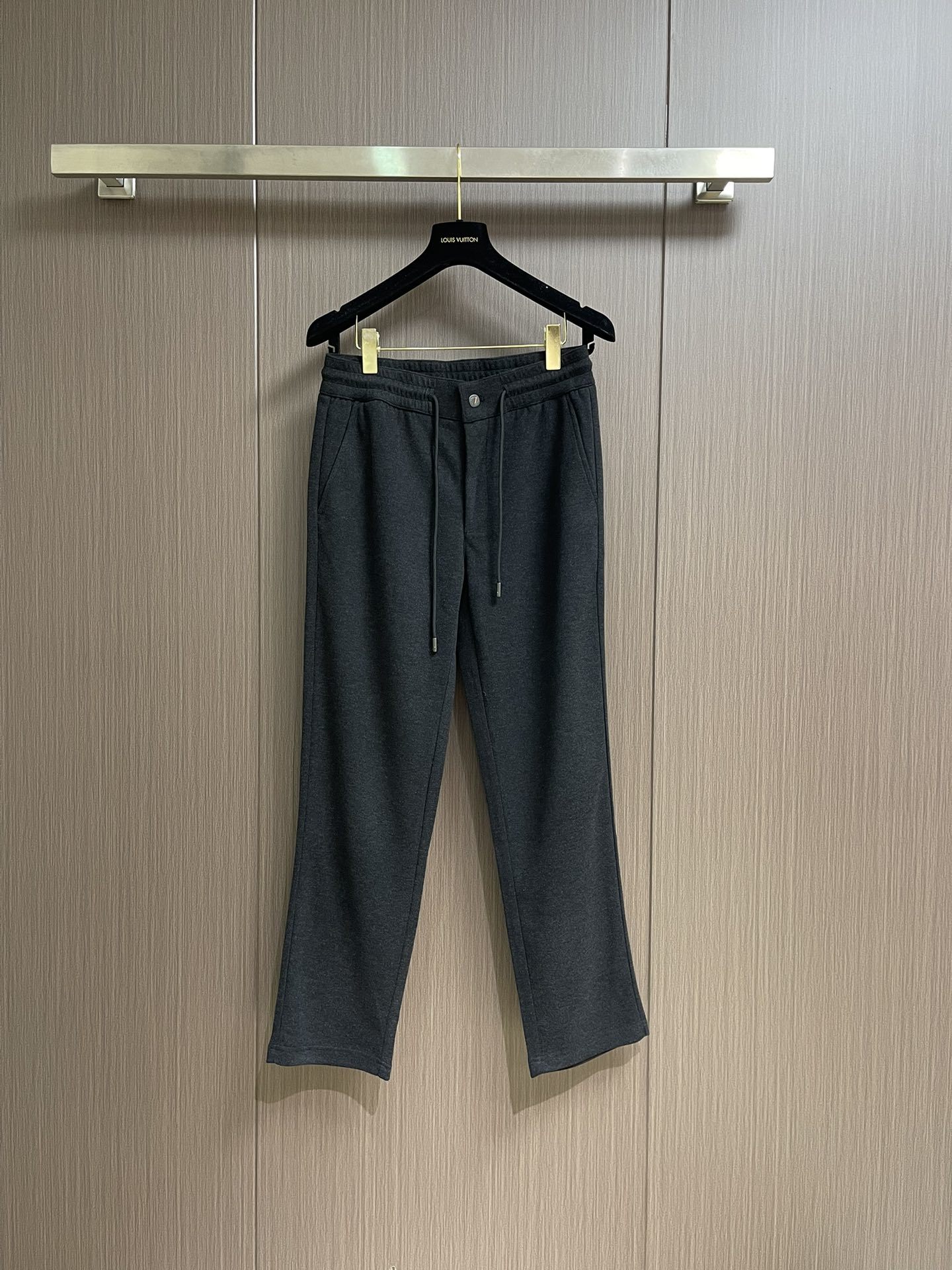 Ermenegildo Zegna 杰尼亚早秋新品休闲裤,休闲裤作为随时随地男人都能穿搭的时尚单品,简洁