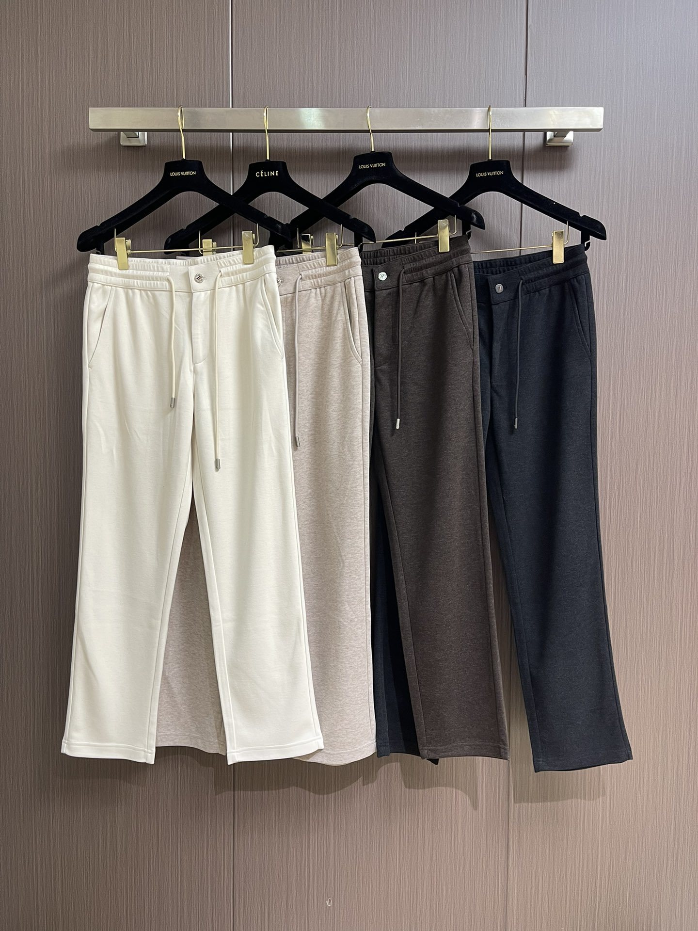 Ermenegildo Zegna 杰尼亚早秋新品休闲裤,休闲裤作为随时随地男人都能穿搭的时尚单品,简洁