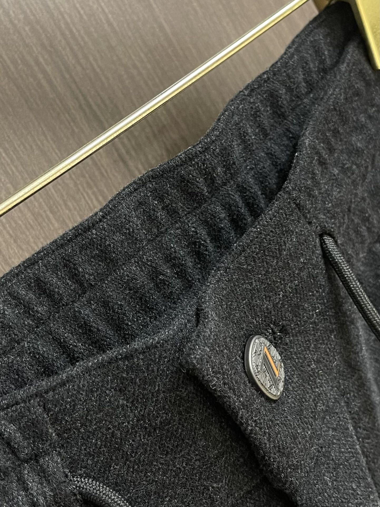 Ermenegildo Zegna 杰尼亚早秋新品休闲裤,休闲裤作为随时随地男人都能穿搭的时尚单品,简洁