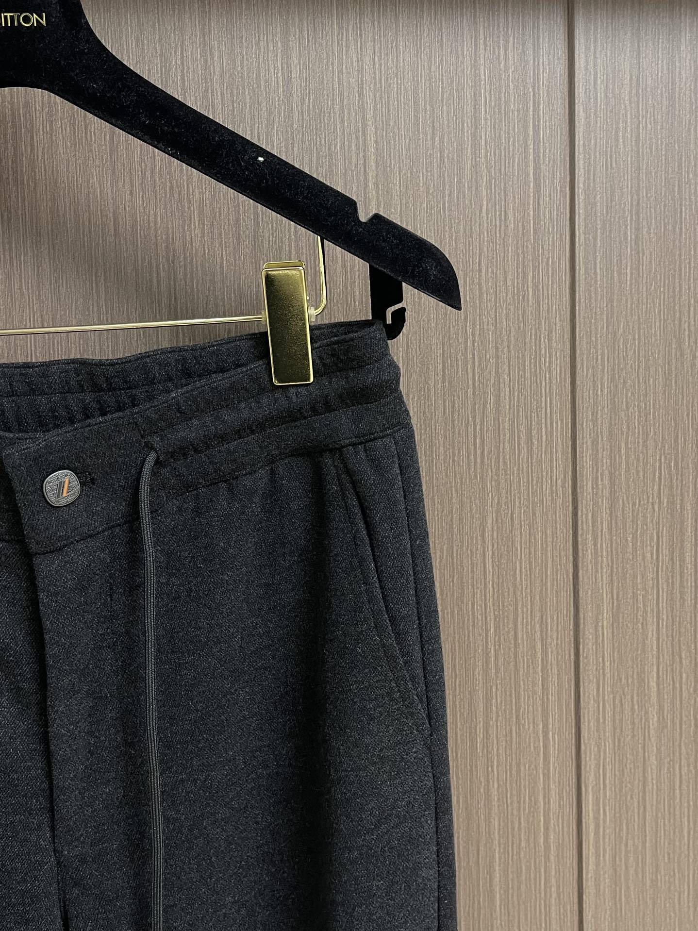 Ermenegildo Zegna 杰尼亚早秋新品休闲裤,休闲裤作为随时随地男人都能穿搭的时尚单品,简洁