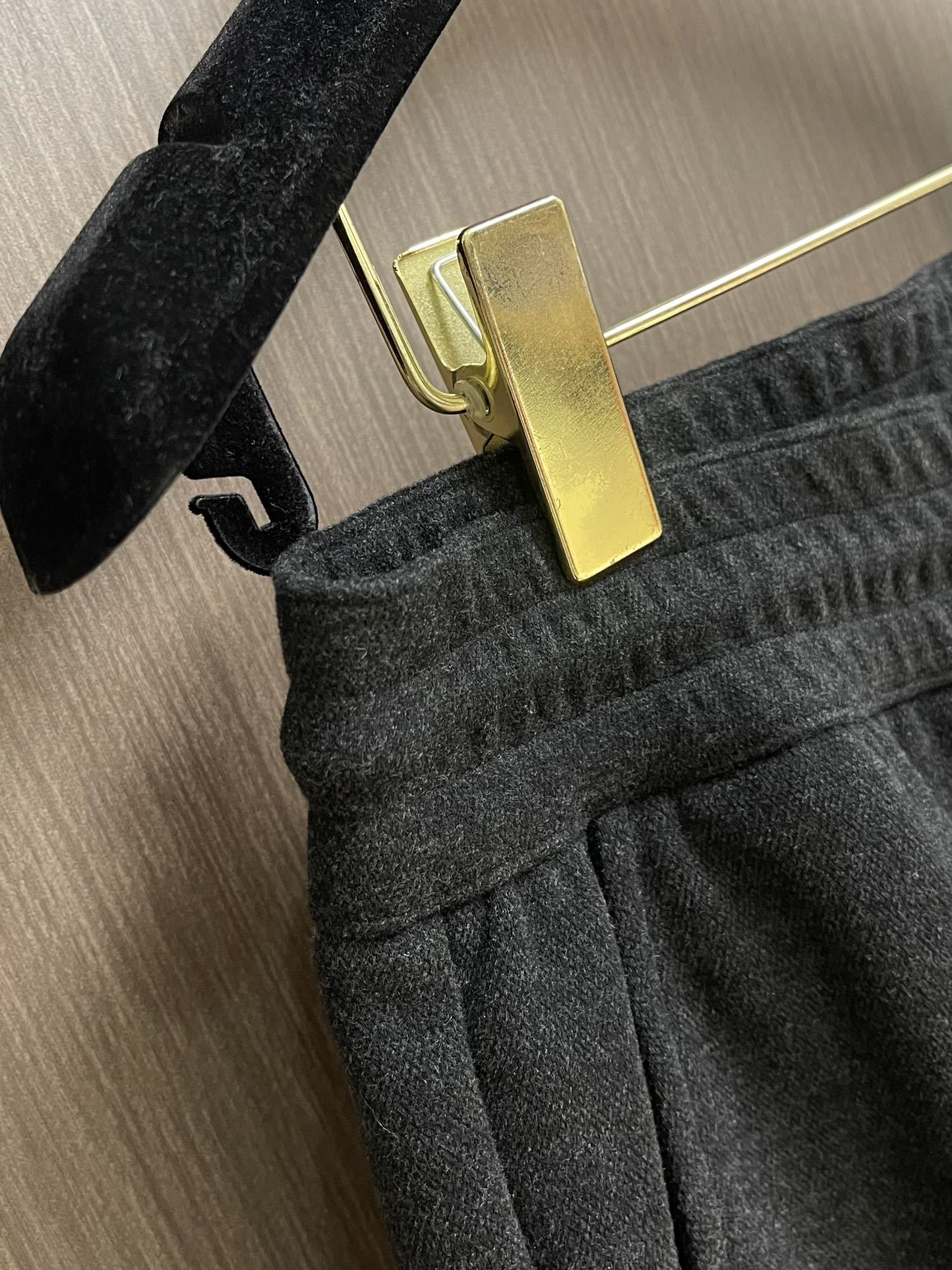 Ermenegildo Zegna 杰尼亚早秋新品休闲裤,休闲裤作为随时随地男人都能穿搭的时尚单品,简洁