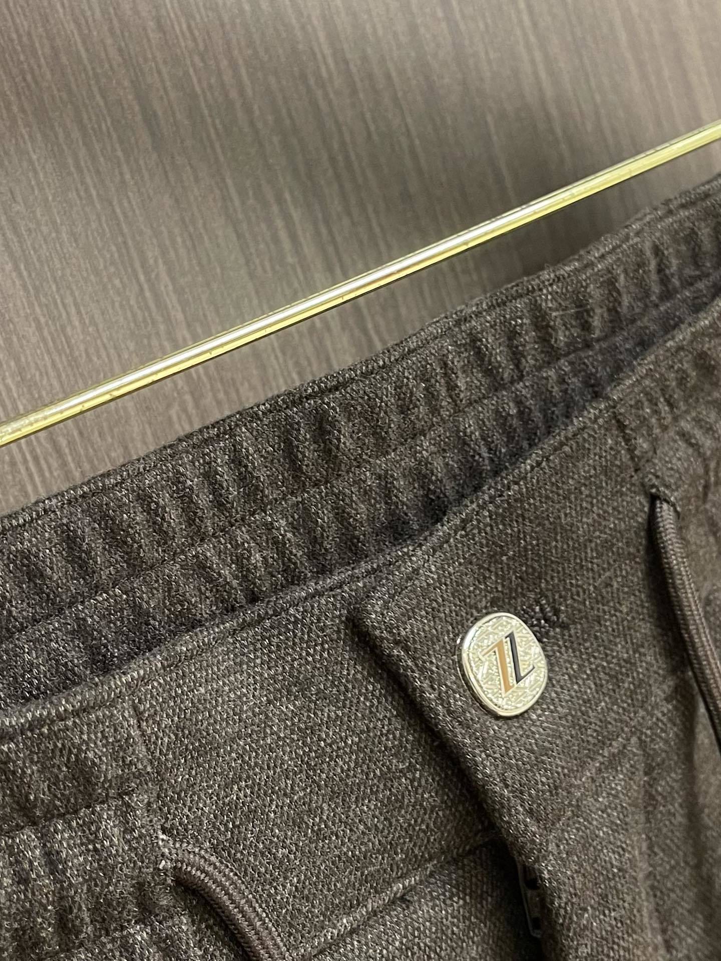 Ermenegildo Zegna 杰尼亚早秋新品休闲裤,休闲裤作为随时随地男人都能穿搭的时尚单品,简洁